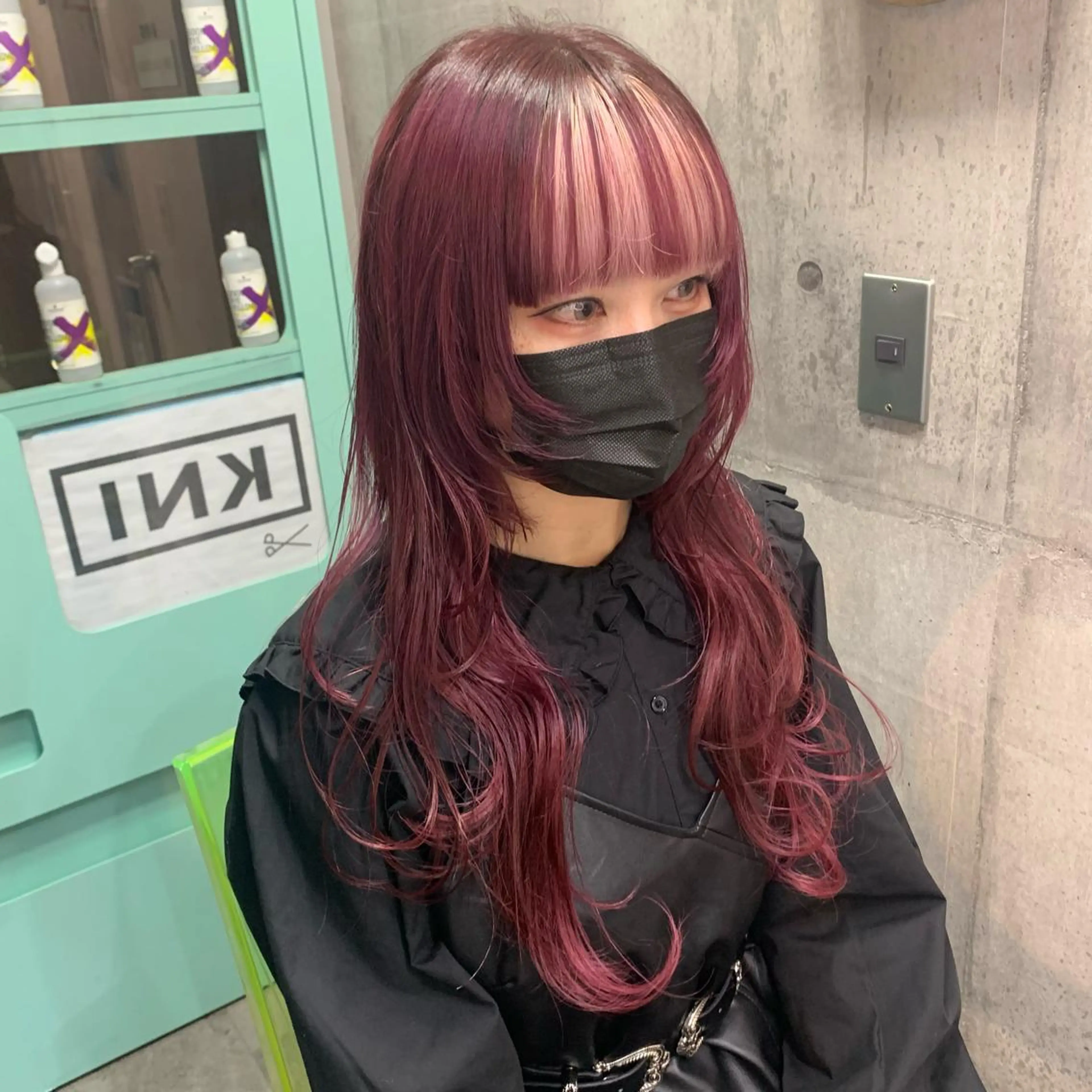 セミロング カラー カシス ピンクカラー ウルフカット ホワイト&レイヤーカ ットエクステ長畠俊輔のヘアスタイル