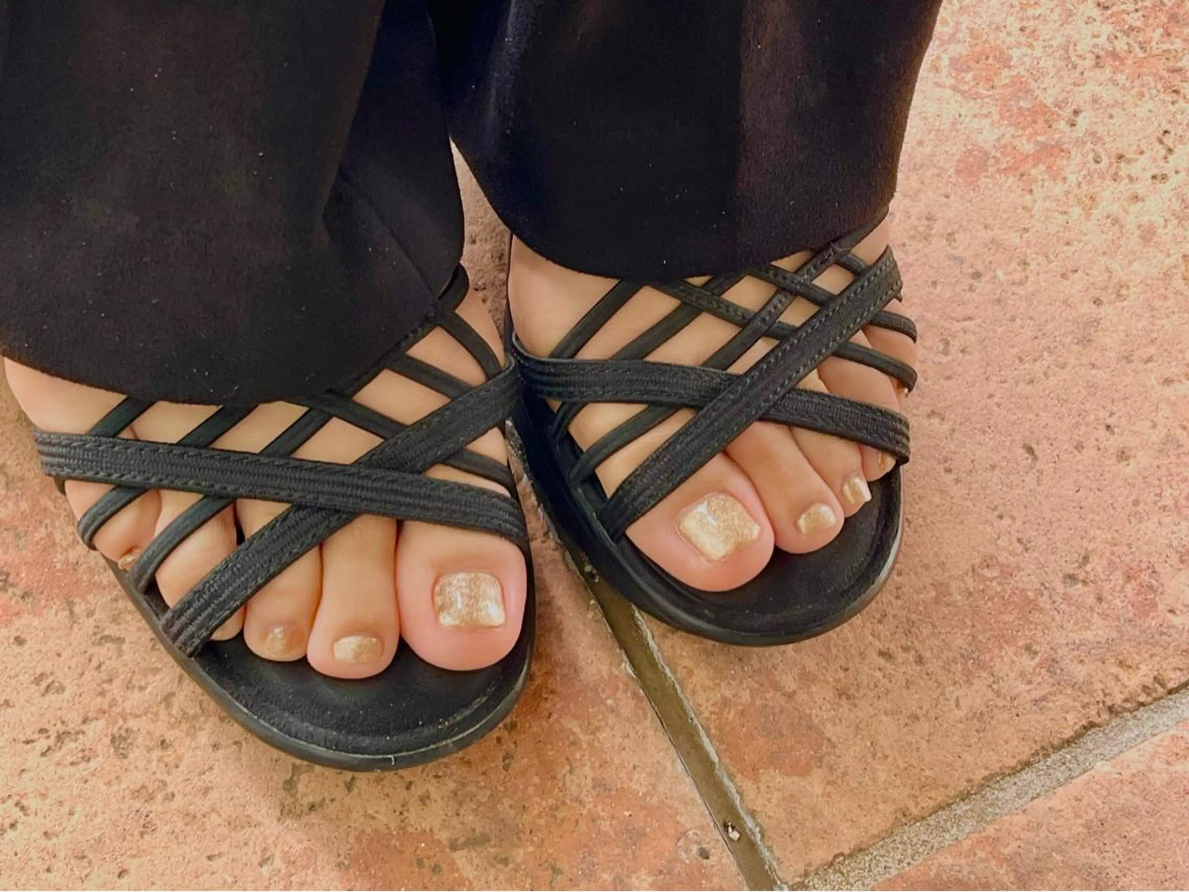 ショート ネイル ブラウン フットネイル ゴールド キラキラネイル マグネットネイル RIONnail(リオンネイル)所属・RIONnail Yurikaのネイルデザイン