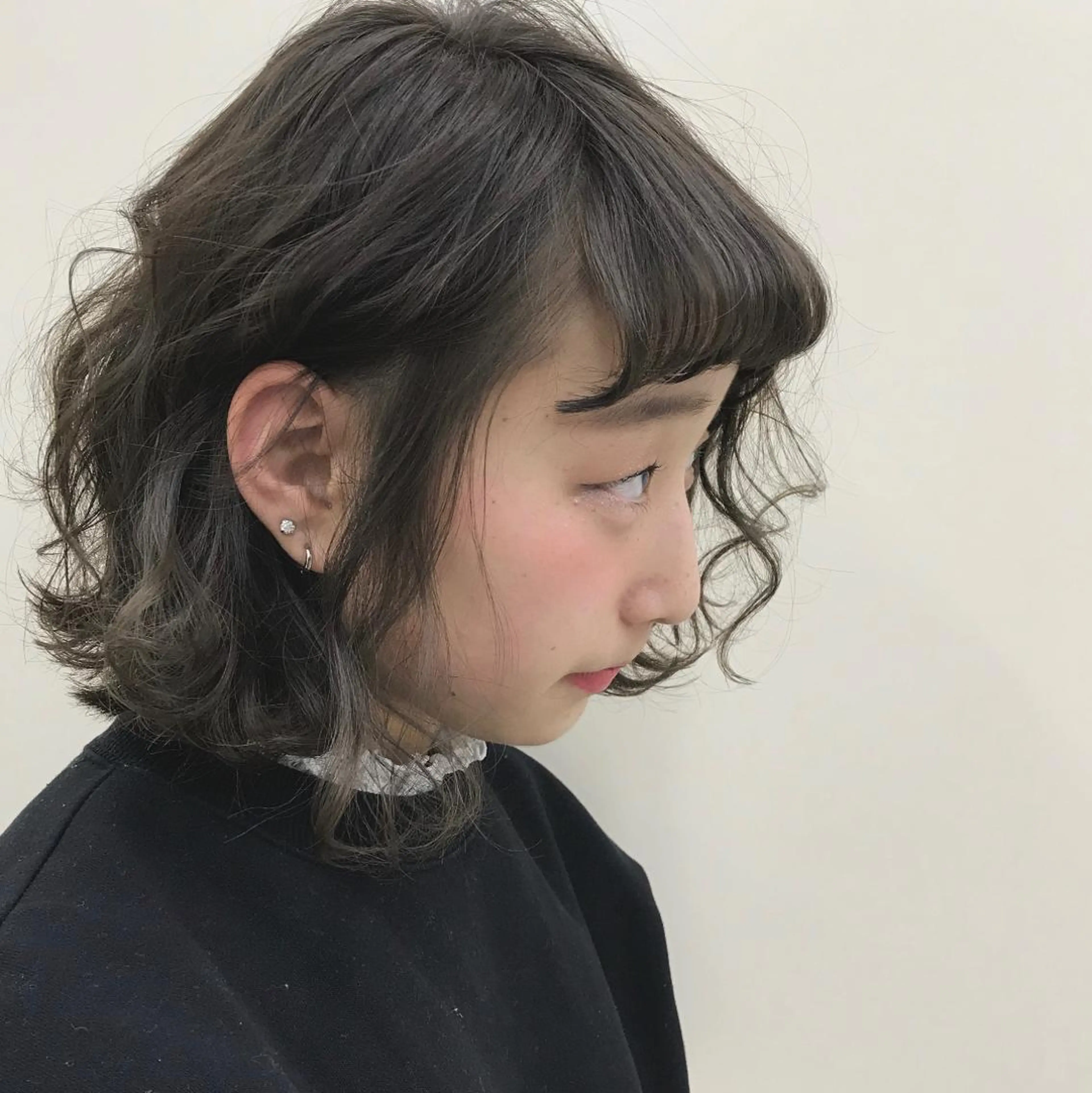 ミディアム カラー グレージュ ウスイ ハルカのヘアスタイル