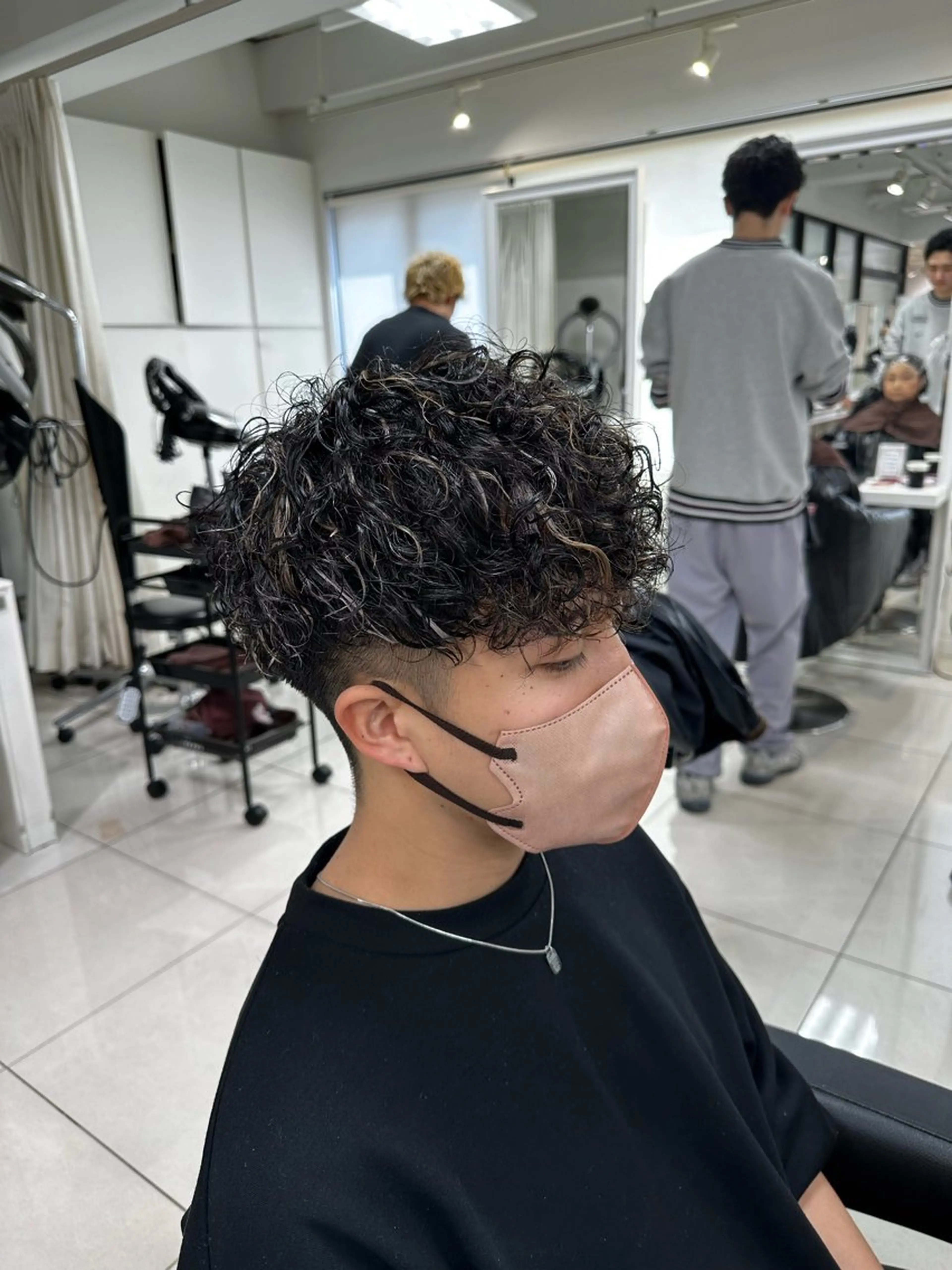 ショート カラー パーマ メンズ メンズハイライト スペインカール ハイライトカラー ハイライト カット ヘアカラー パーマ フェザーパーマ職人 🪶ryosukeのヘアスタイル