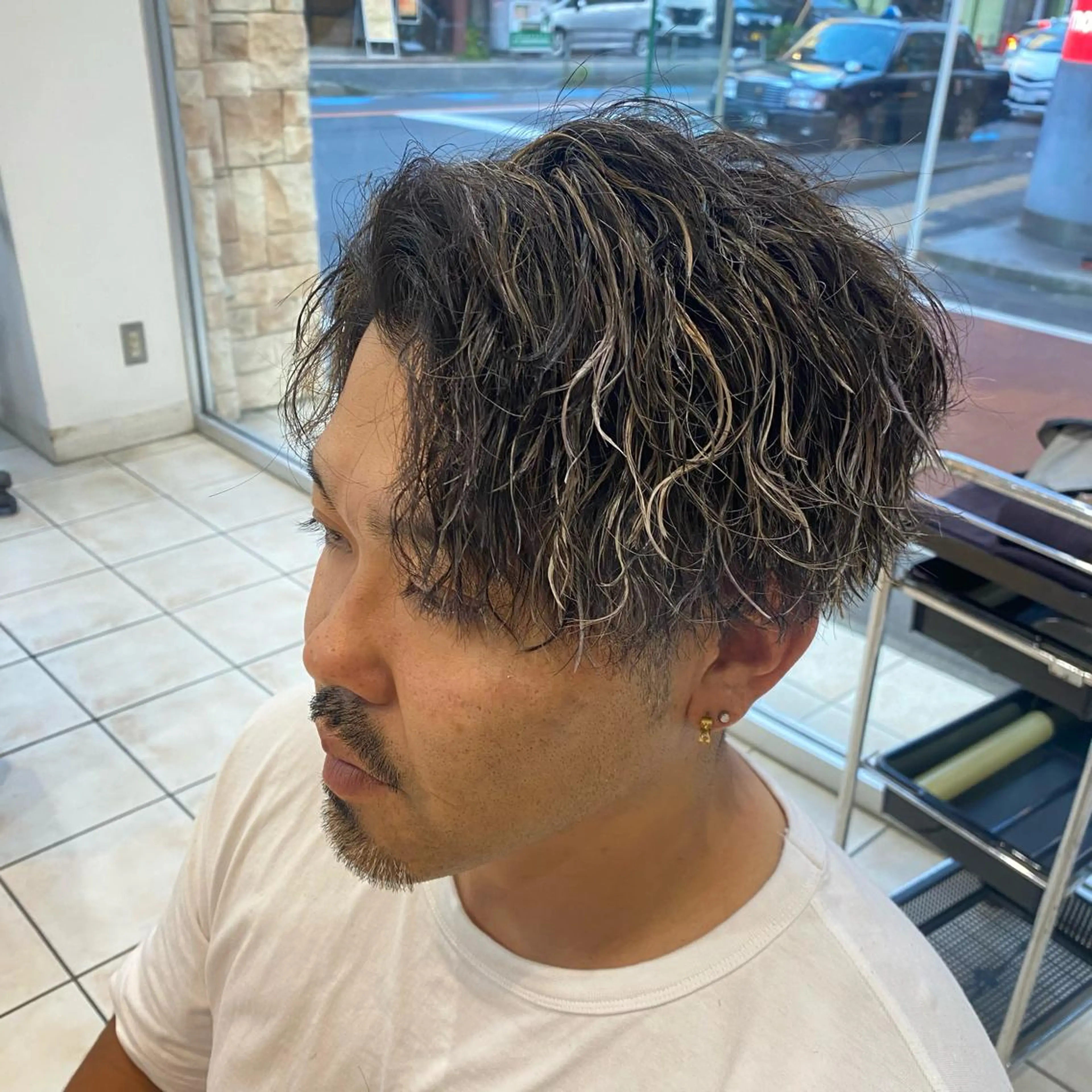 ミディアム カラー パーマ メンズ ミディアムパーマ メンズパーマ 波巻きパーマ ニュアンスパーマ カット ヘアカラー パーマ メンズパーマ/ メッシュ😎タクミのヘアスタイル