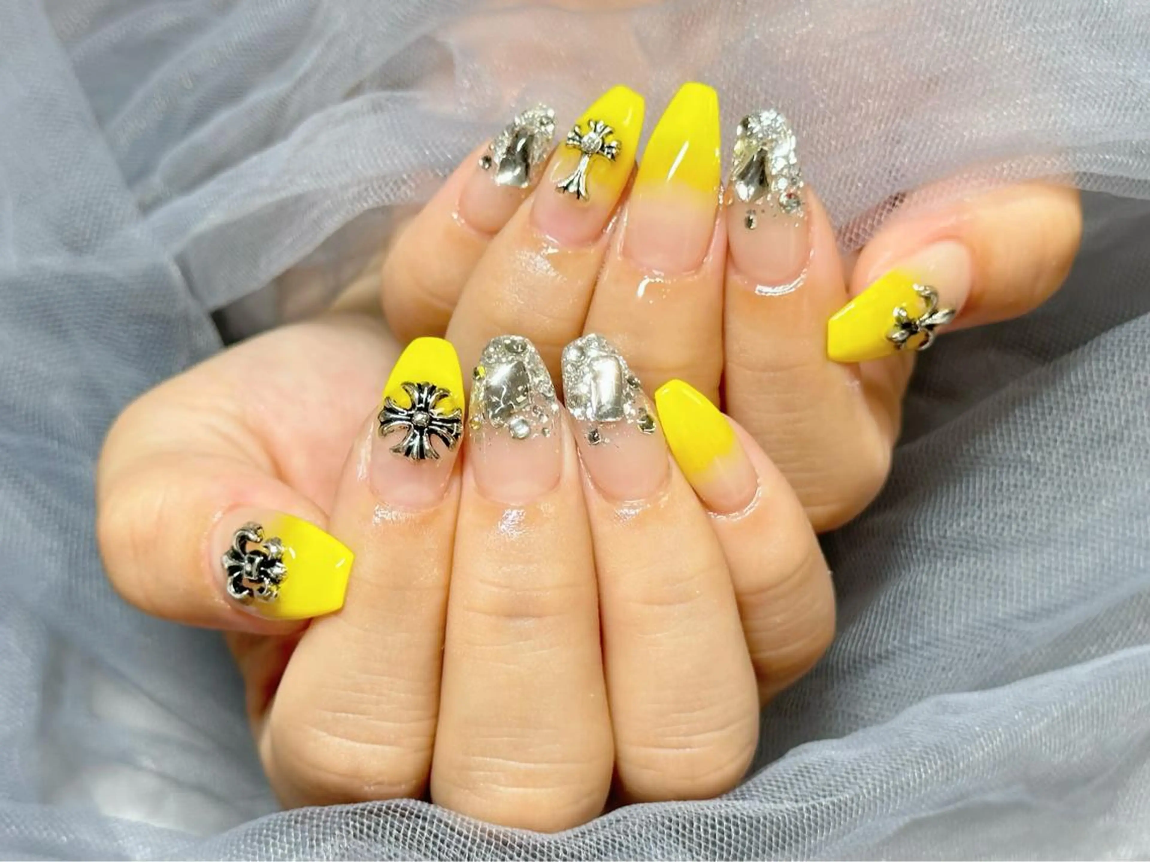 ネイル グラデーション ラメ(グリッター) シルバー 黄色 ハンドネイル KURELLY所属・Nail Salon KURELLYのネイルデザイン