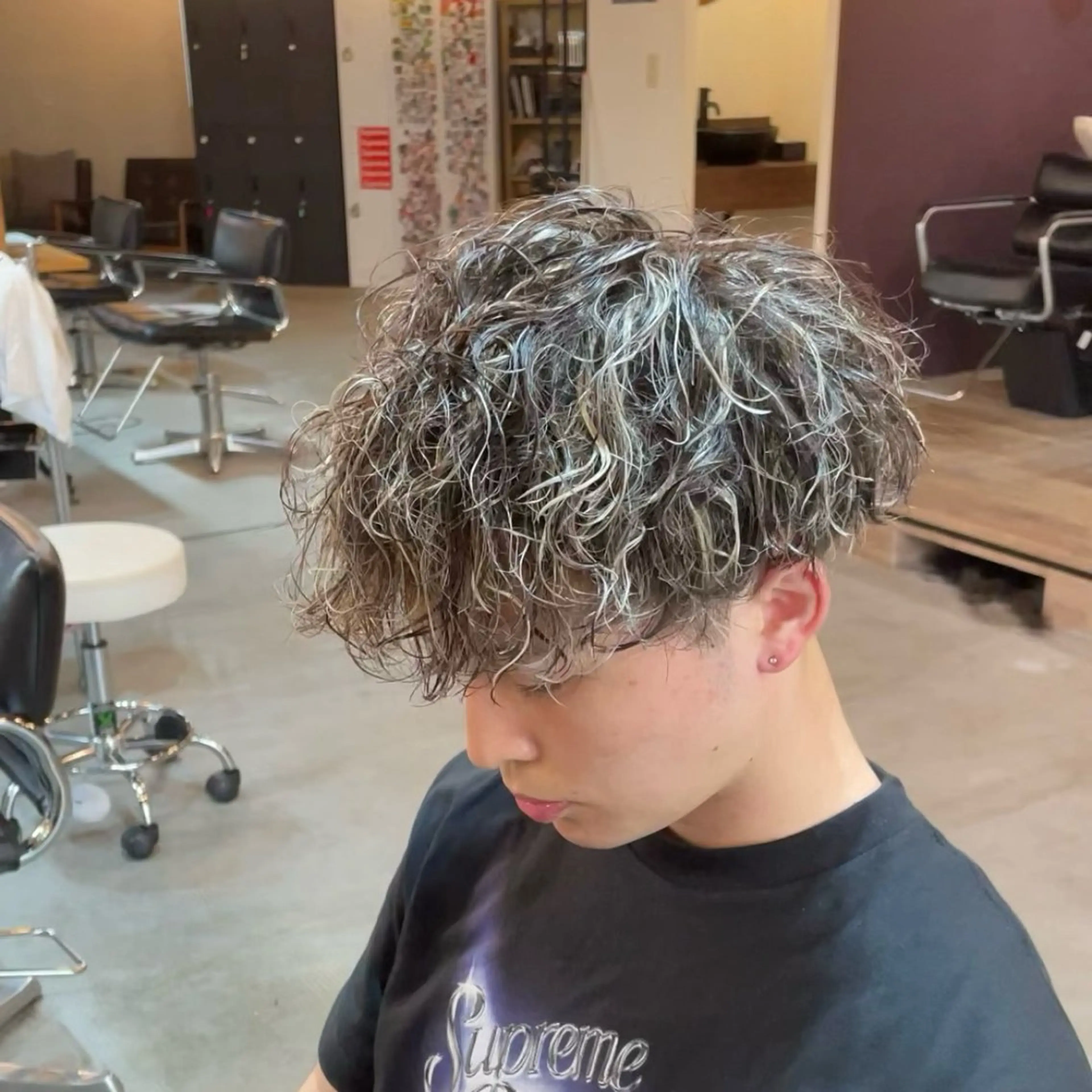 ショート パーマ メンズ アップバング センターパート フェザーパーマ メンズハイライト カルマパーマ カット ヘアカラー パーマ メンズヘアの達人 大久保∞🇰🇷のヘアスタイル