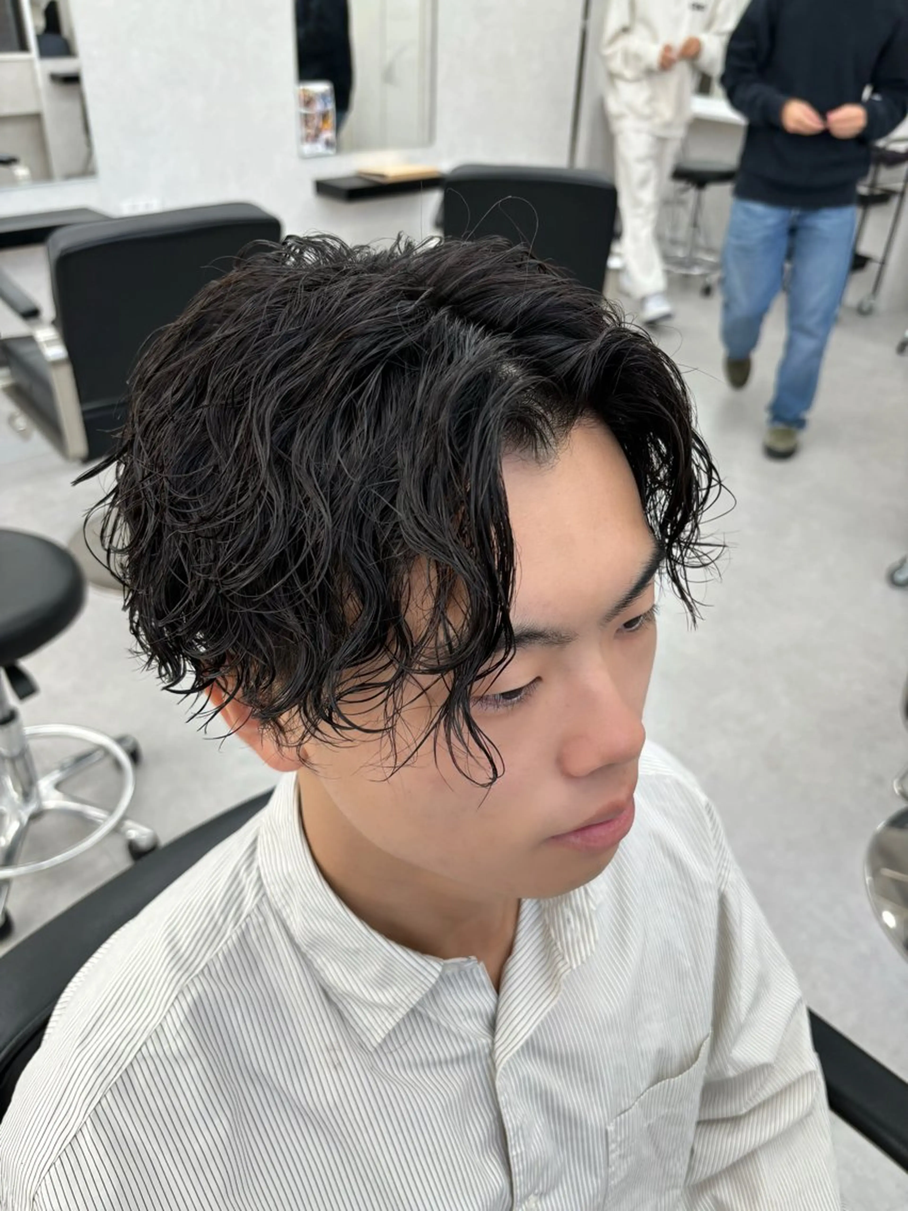ミディアム パーマ メンズ ミディアムパーマ センターパート メンズパーマ ツイストスパイラルパーマ 波巻きパーマ 岩井 虎大郎のヘアスタイル