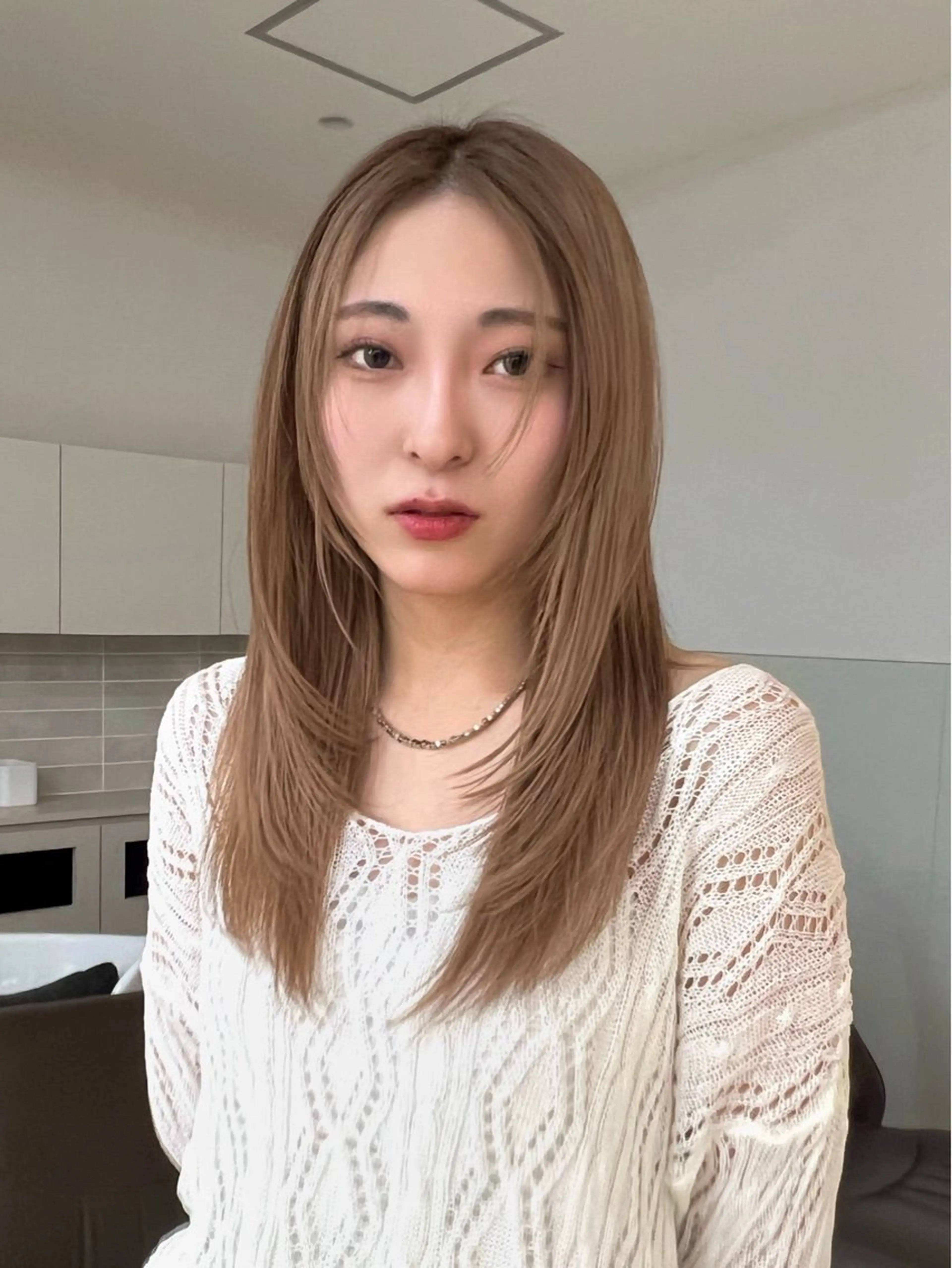 ミディアム カラー ミディアムパーマ 透明感カラー ダブルカラー インナーカラー くびれヘア ヘアカラー トリートメント ヘアセット ニュアンスレイヤー ハイトーンカラーのヘアスタイル