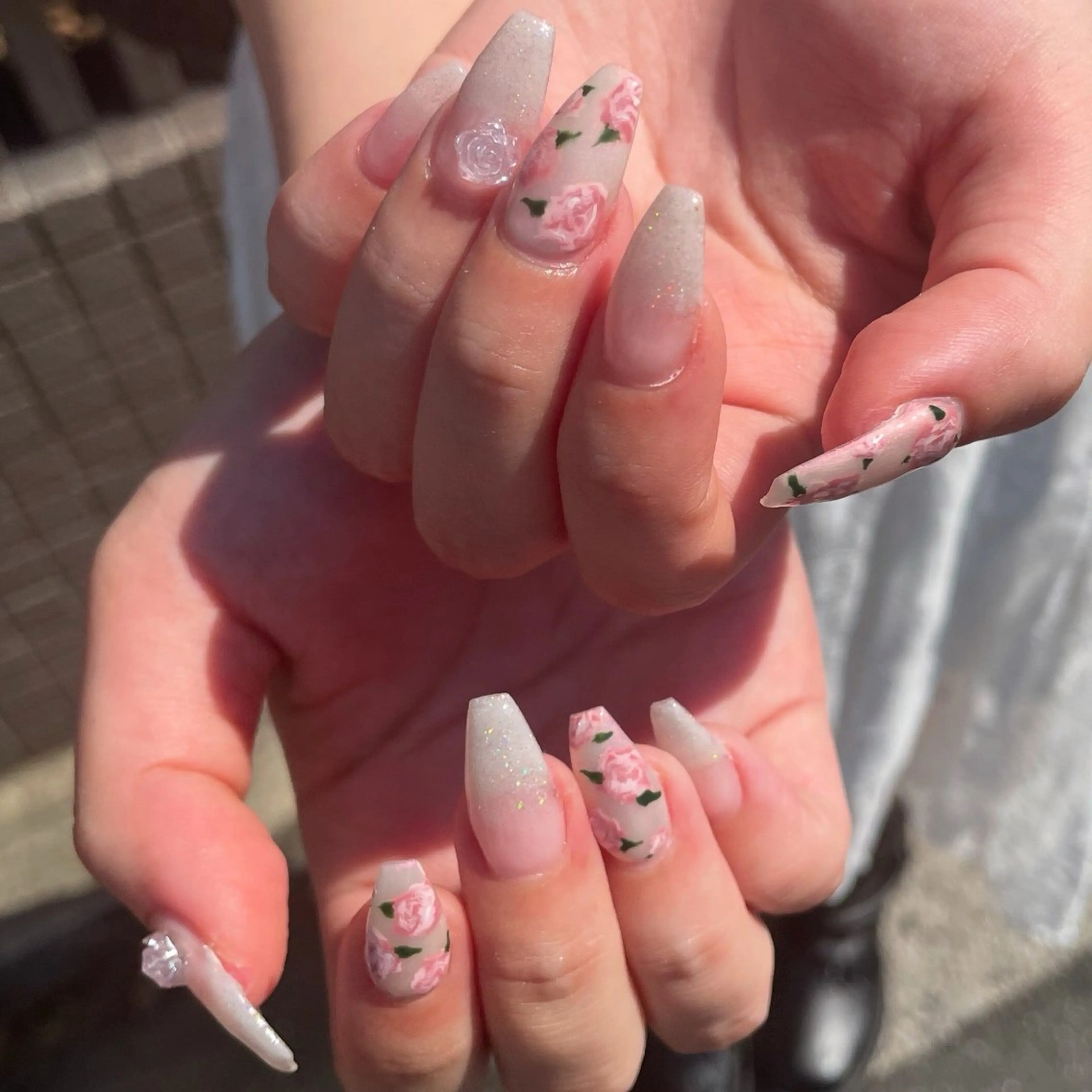 ネイル アートネイル ガーリー ラメ(グリッター) ラメグラデーション ホワイト ハンドネイル ハンドケア 🎀NAIL🎀 AI🪄︎︎◝✩のネイルデザイン