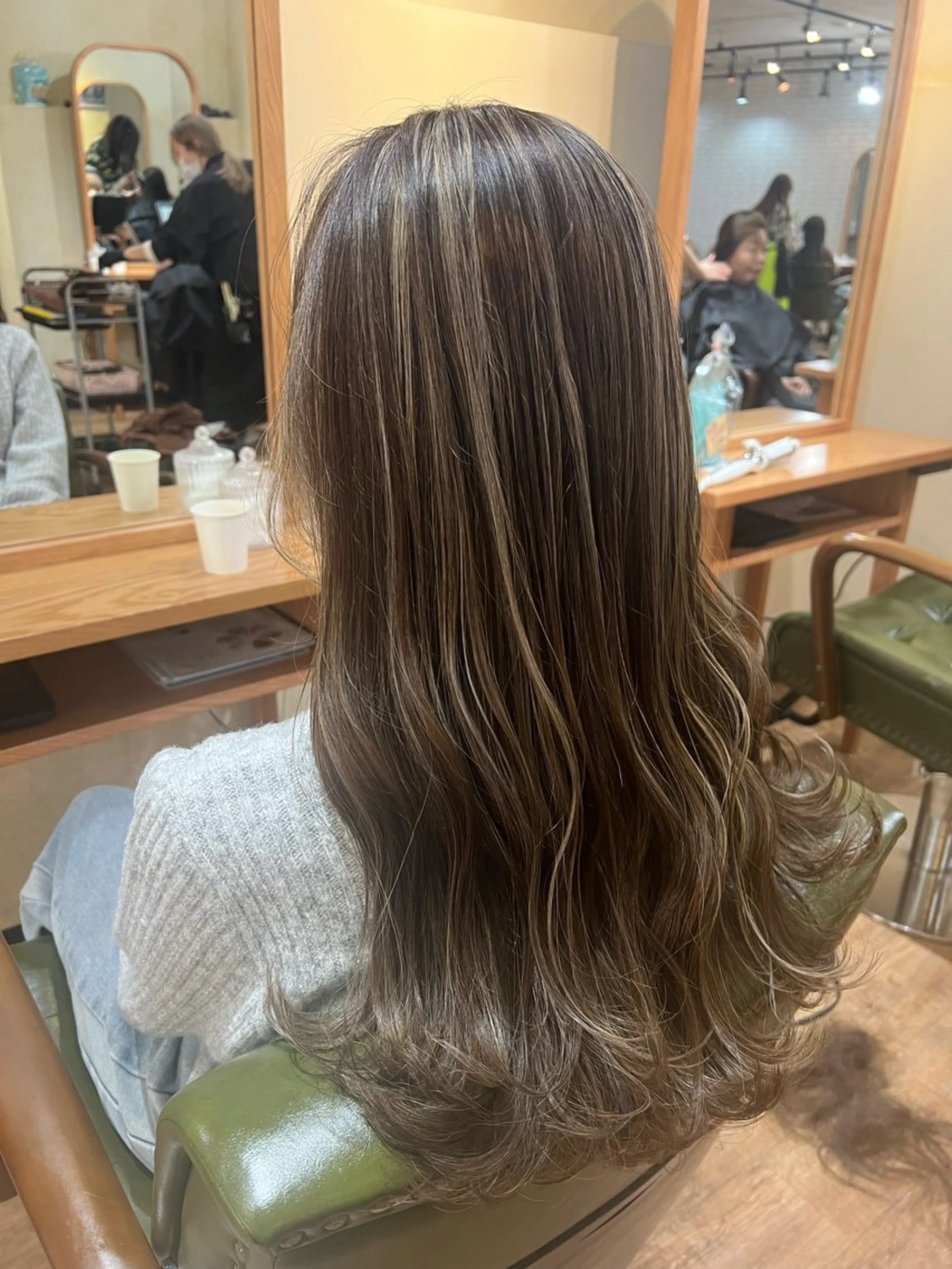 カラー ブリーチ ハイライトカラー ハイトーンカラー カット ヘアカラー トリートメント オーストヘアージジ所属・TAI透明カラー 柔らかい縮毛矯正のヘアスタイル