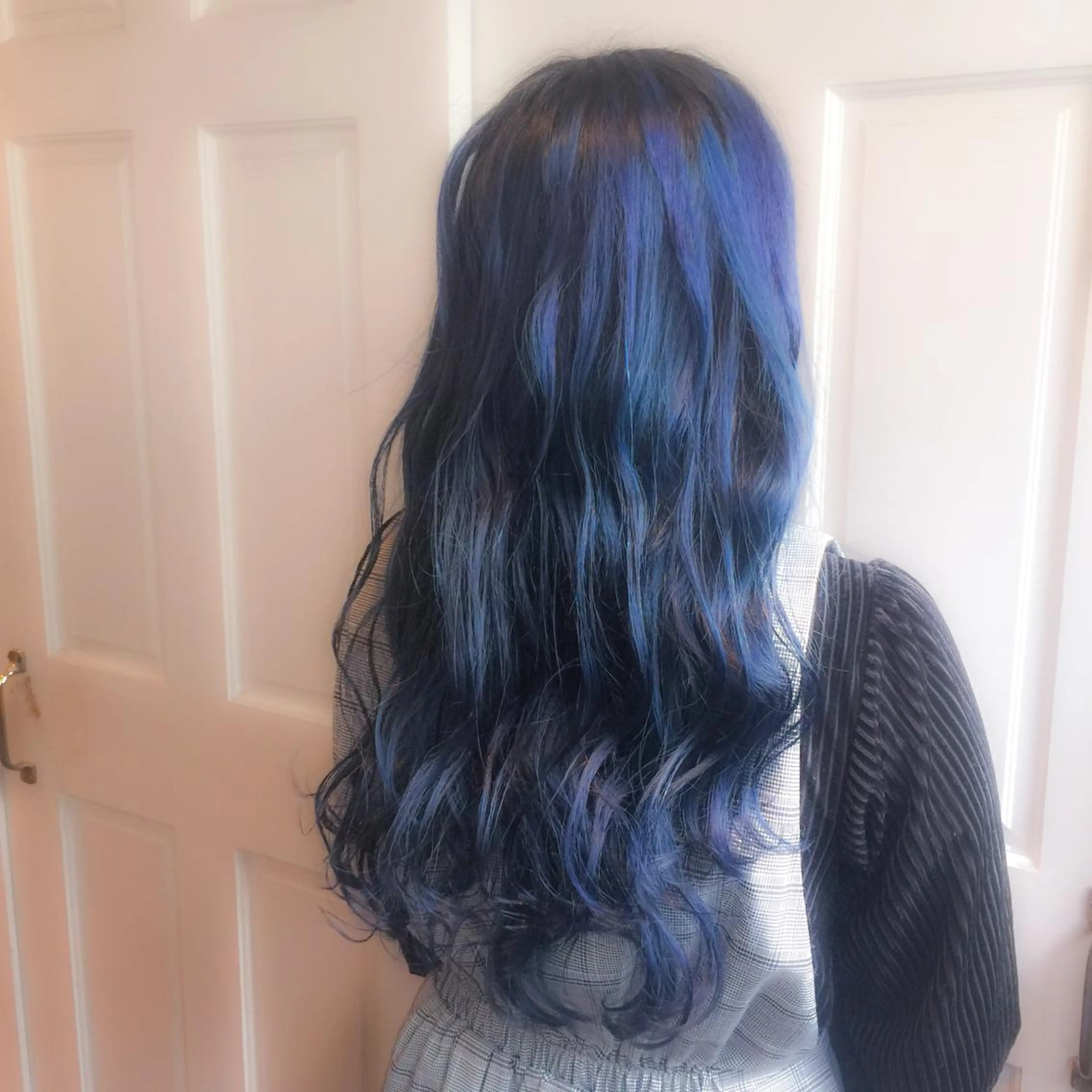 セミロング カラー ブリーチ ブルーカラー トリートメント ヘアカラー ホワイト&レイヤーカ ットエクステ長畠俊輔のヘアスタイル