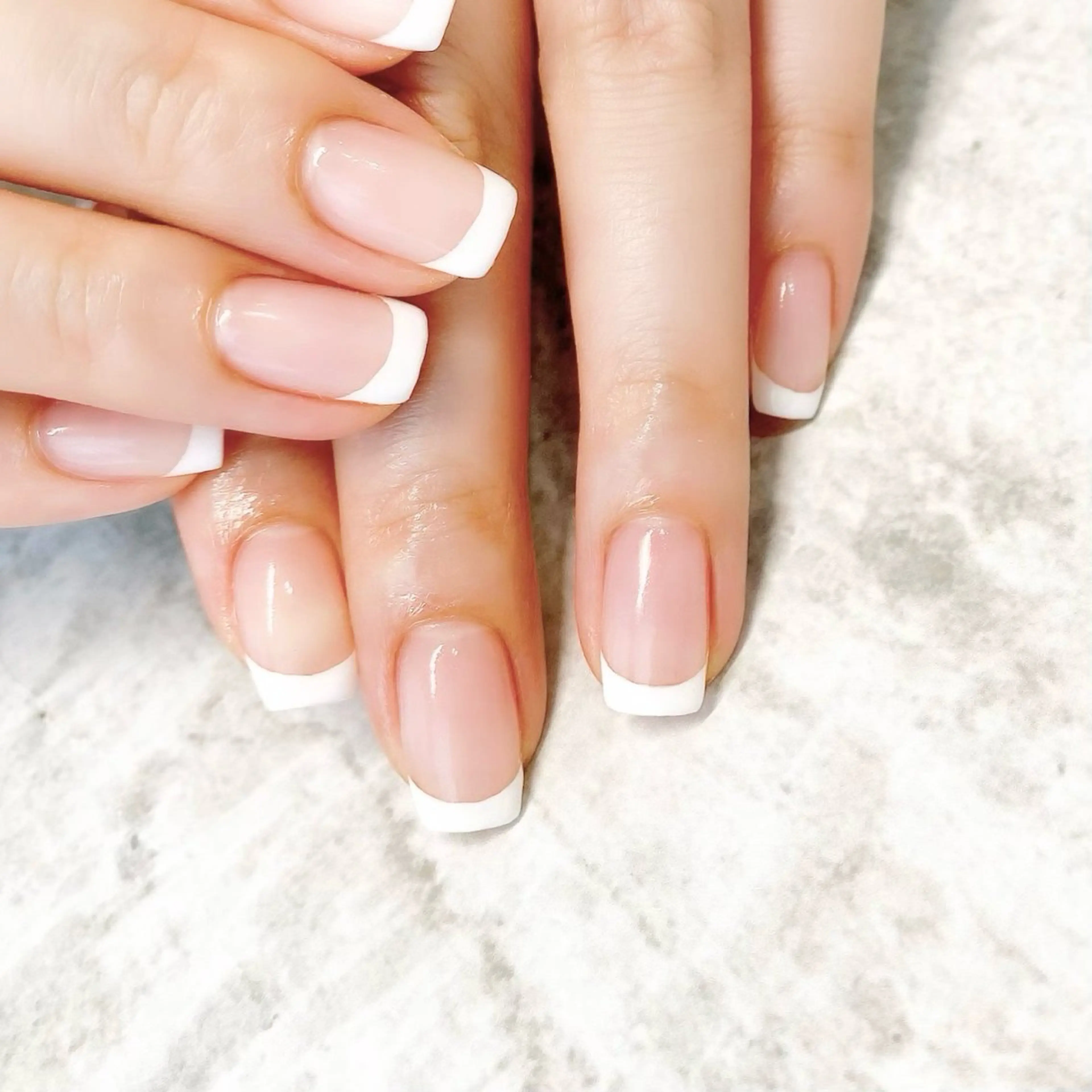 ネイル フレンチネイル オフィスネイル シンプルネイル ホワイト Aoi💅🏻 表参道のネイルデザイン