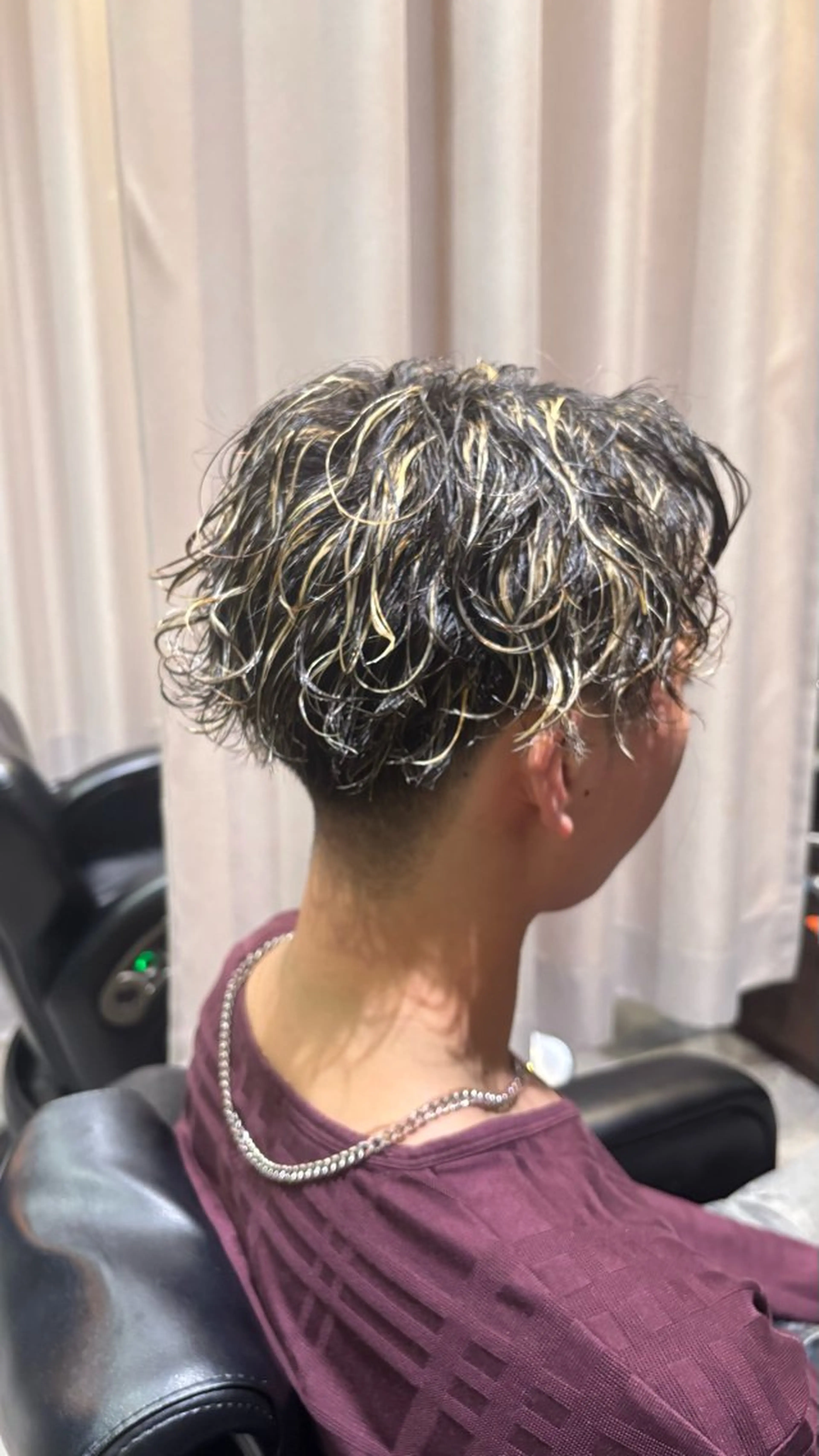 ショート カラー パーマ メンズ カット パーマ 鼎一真ハイトーン/ パーマ/何でも屋さんのヘアスタイル