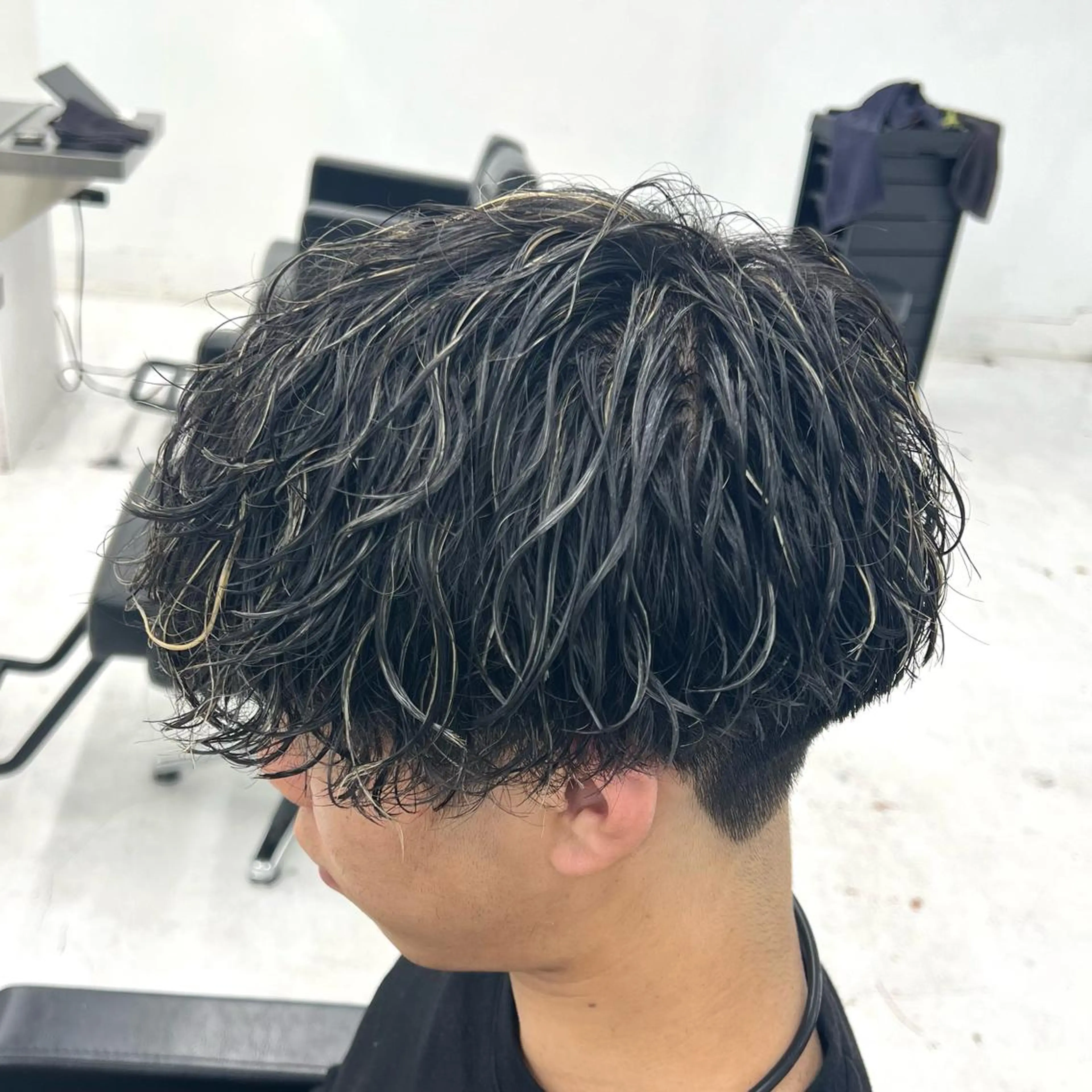 カラー パーマ メンズ メンズハイライト メンズメッシュ 波巻きパーマ ハイライトカラー メッシュ カット パーマ 柏メンズカットパーマ NO.1タイチのヘアスタイル