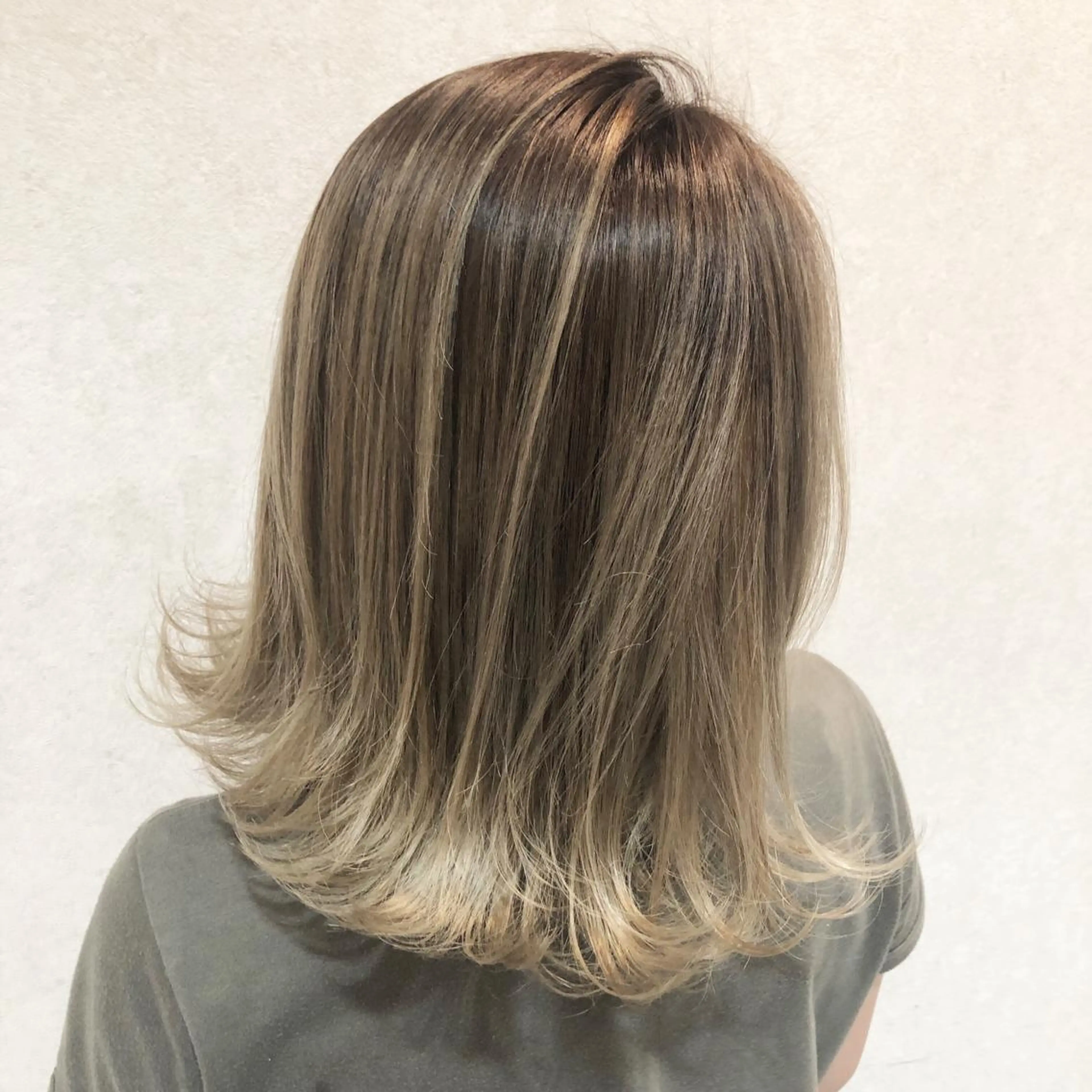 ミディアム カラー グラデーションカラー ハイライトカラー ハイライト 顔タイプヘアデザイン マイスター®︎のヘアスタイル
