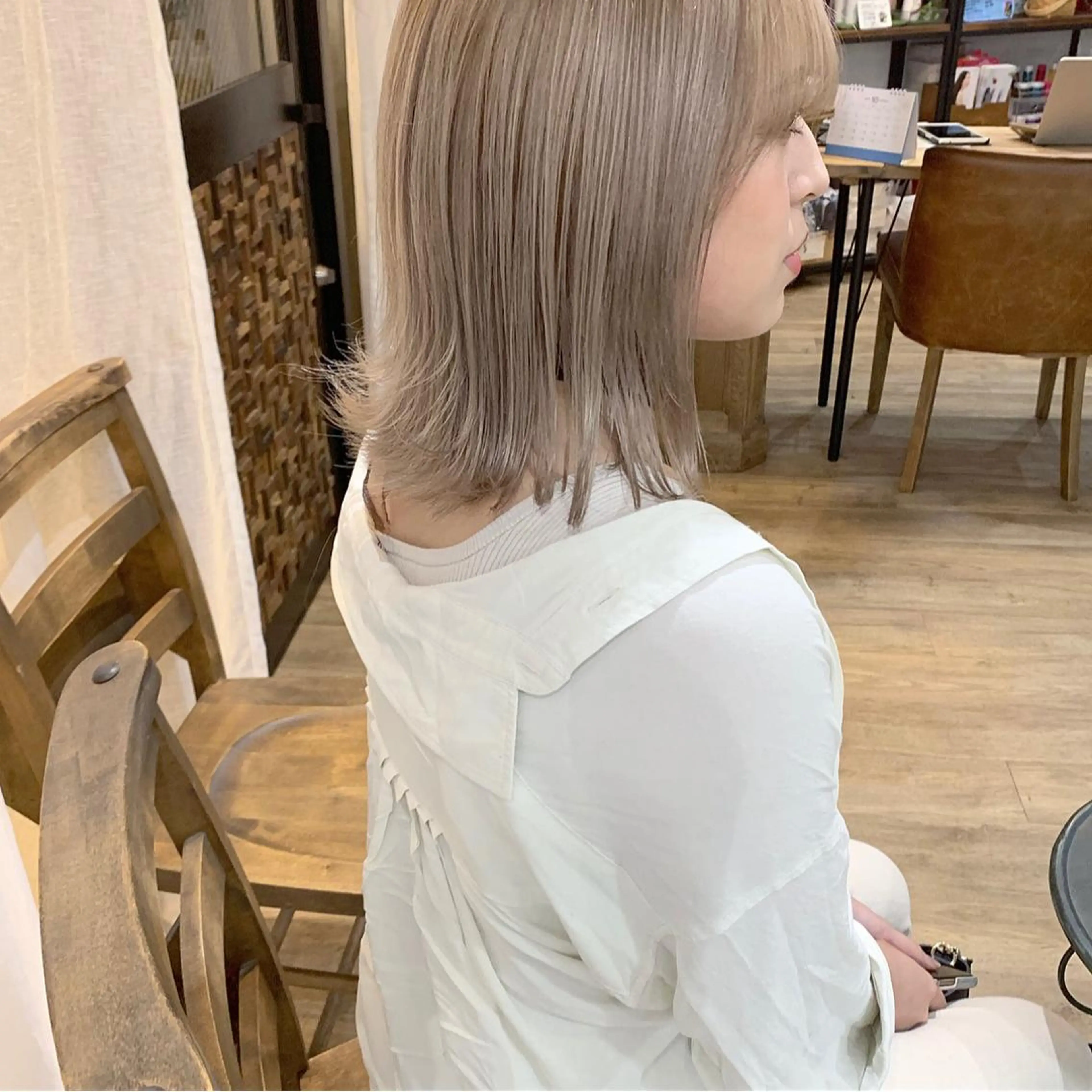 ミディアム カラー 切りっぱなしボブ ベージュカラー ブリーチ ミルクティーベージュ ボブ カット ヘアカラー トリートメント レイヤー/顔周り /AKARIのヘアスタイル