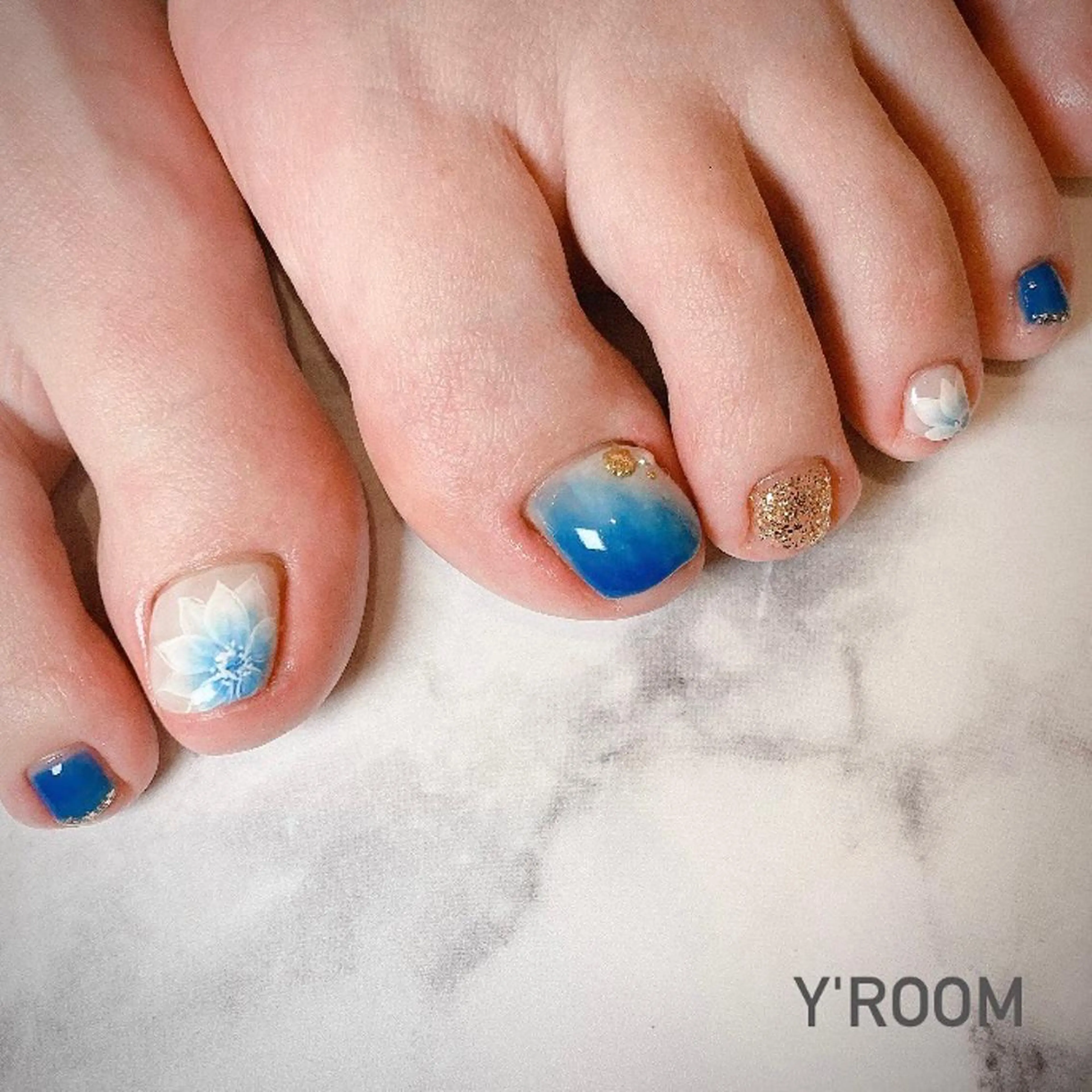 ネイル オーロラネイル ブルー フラッシュネイル フットネイル ジェルネイル YUKA （ネイリスト）のネイルデザイン