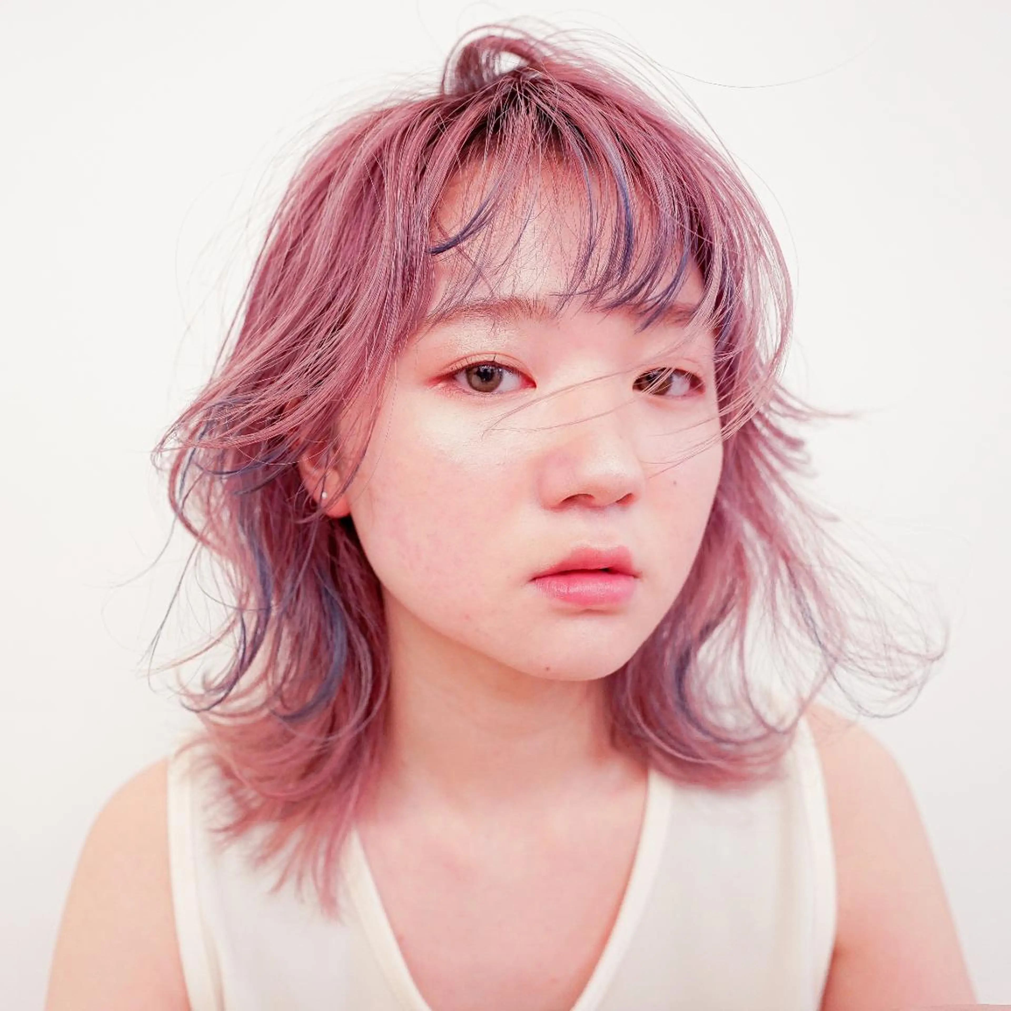 ミディアム カラー パーマ アディクシーカラー デザインカラー ハイトーンカラー イルミナカラー クオルシアカラー ヘアケア特化型サロン newi 京橋のヘアスタイル