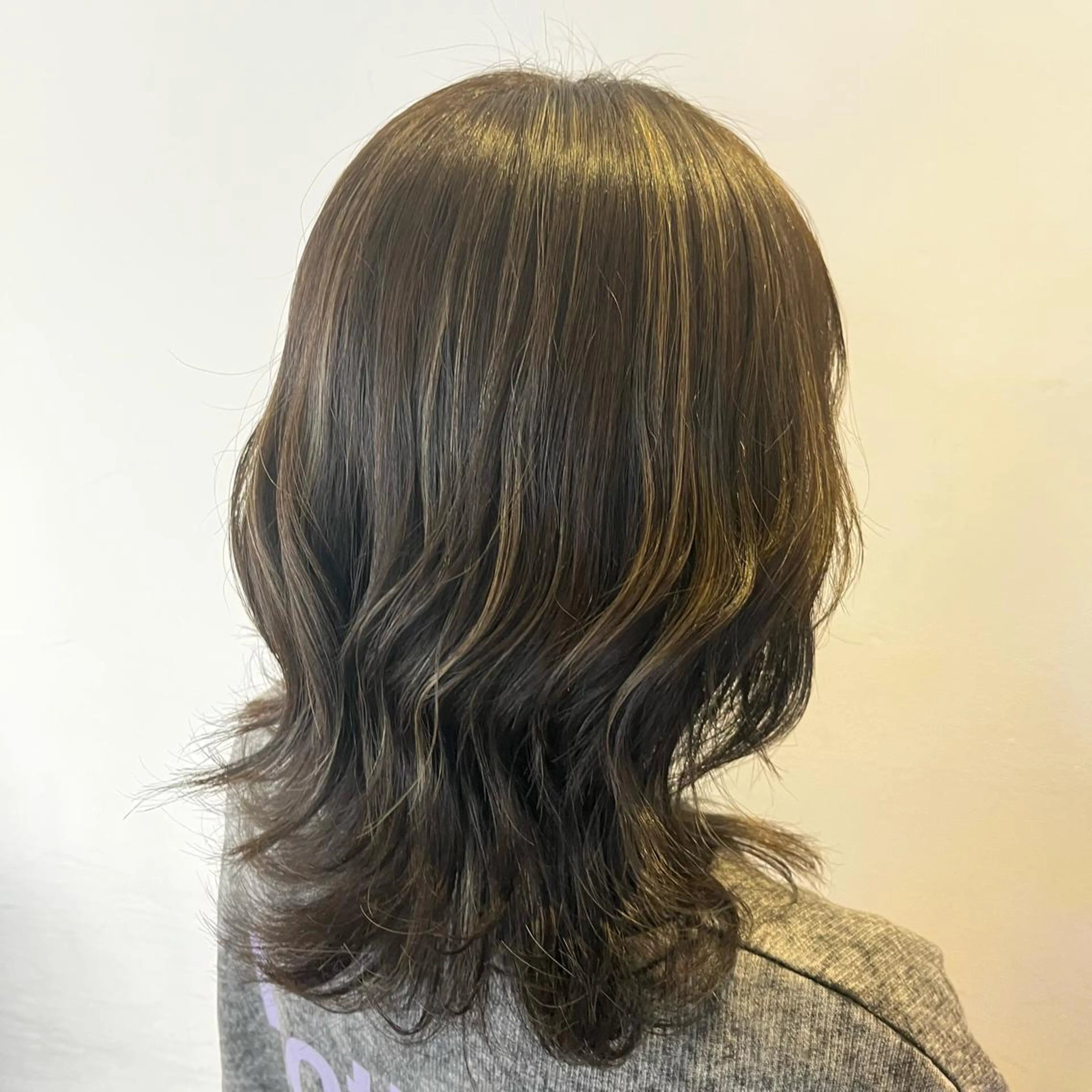 セミロング カラー ベージュカラー ハイライトカラー ハイライト ヘアカラー おくだ　りお /ハイトーンカラーのヘアスタイル