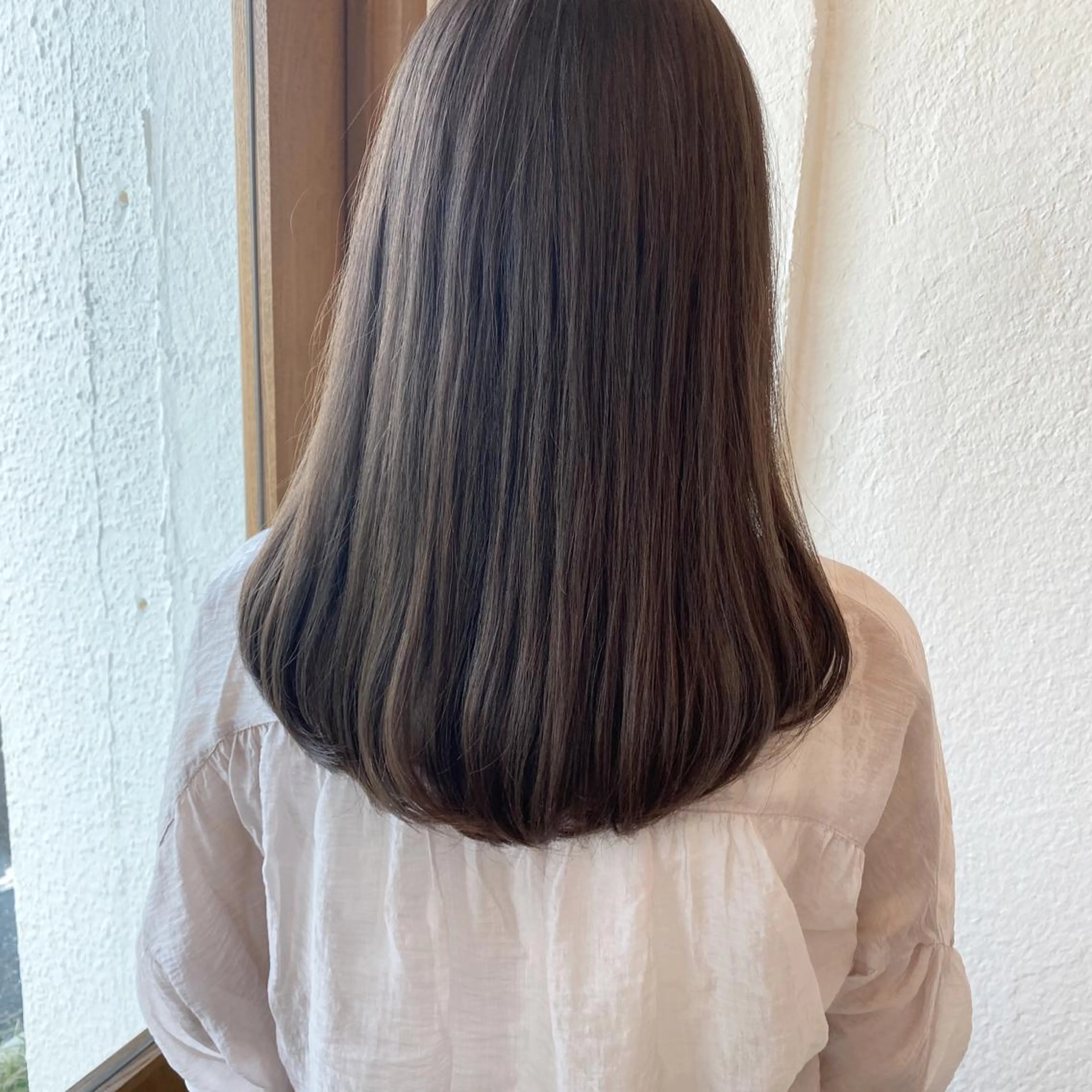 セミロング カラー ブラウンカラー ラベンダーカラー ラベンダーブラウン カット ヘアカラー 入江 志穂のヘアスタイル