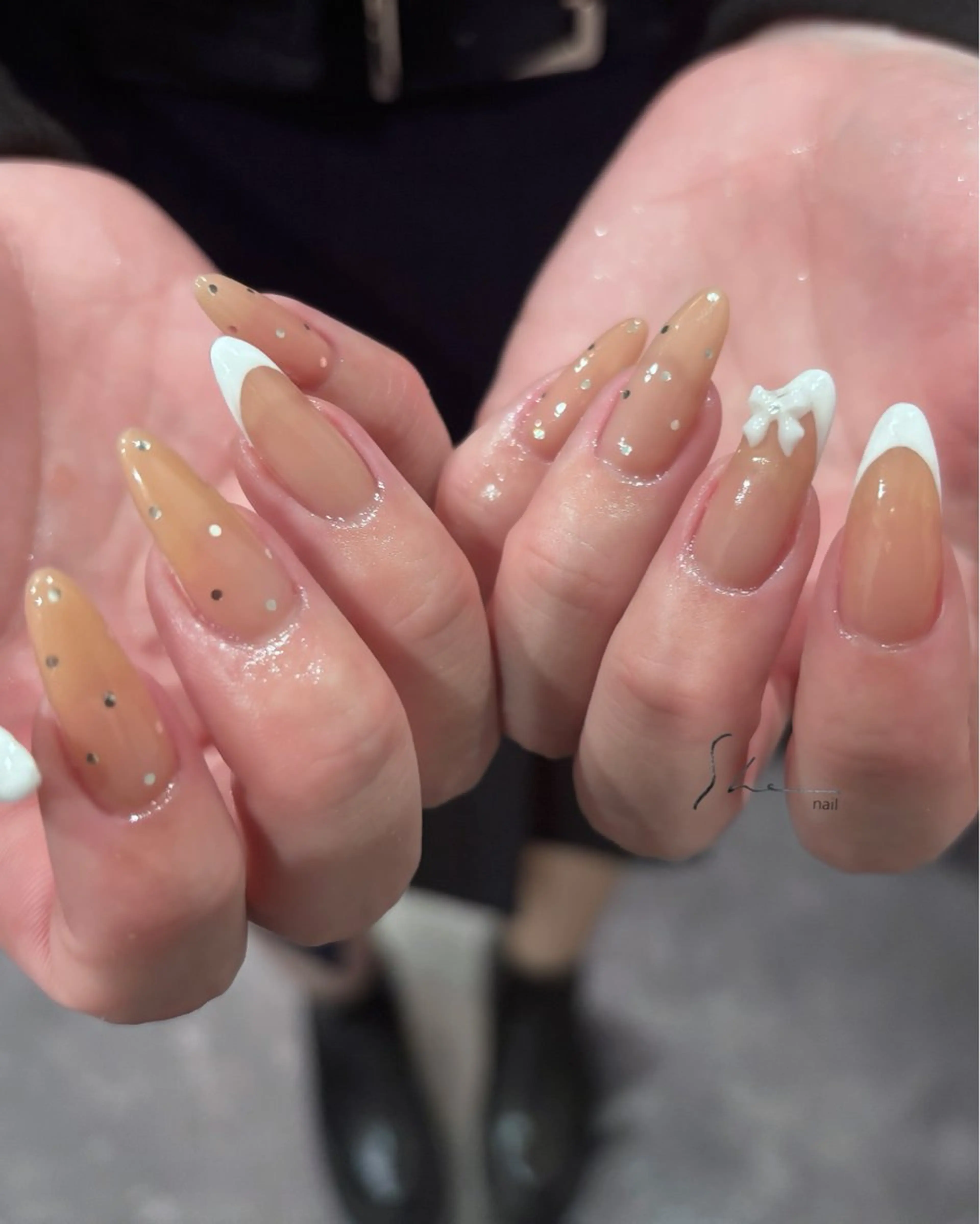 ネイル ドット フレンチネイル リボン ハンドネイル SHE所属・SHE adusaのネイルデザイン