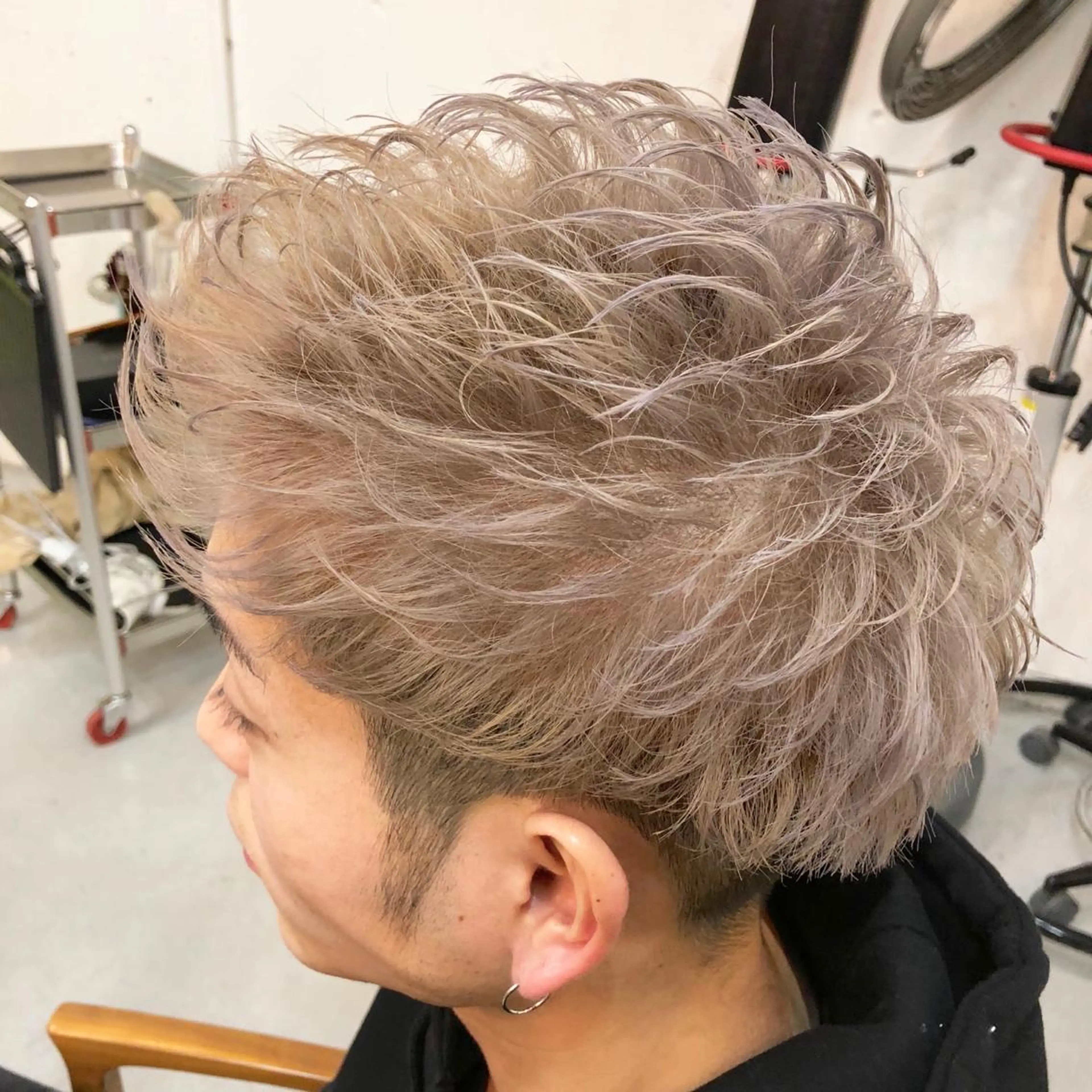 ショート カラー パーマ メンズ メンズハイトーン 透明感カラー グレージュ ハイトーンカラー ハイトーングレージュ カット トリートメント Bro所属・佐藤 輝幸のヘアスタイル