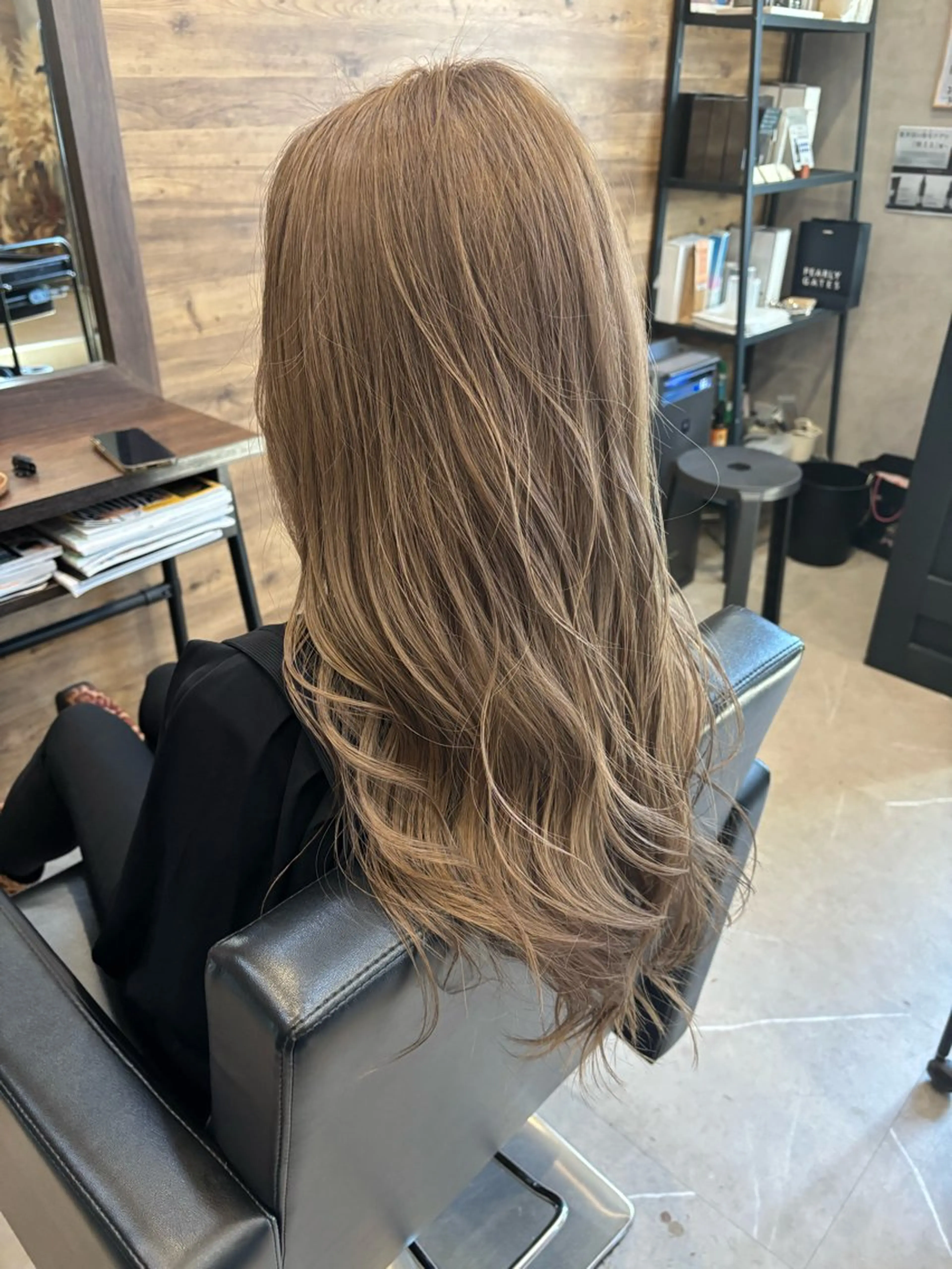 ロング カラー ベージュカラー ハイトーンカラー ハイトーンベージュ ロング 畑 愛花のヘアスタイル