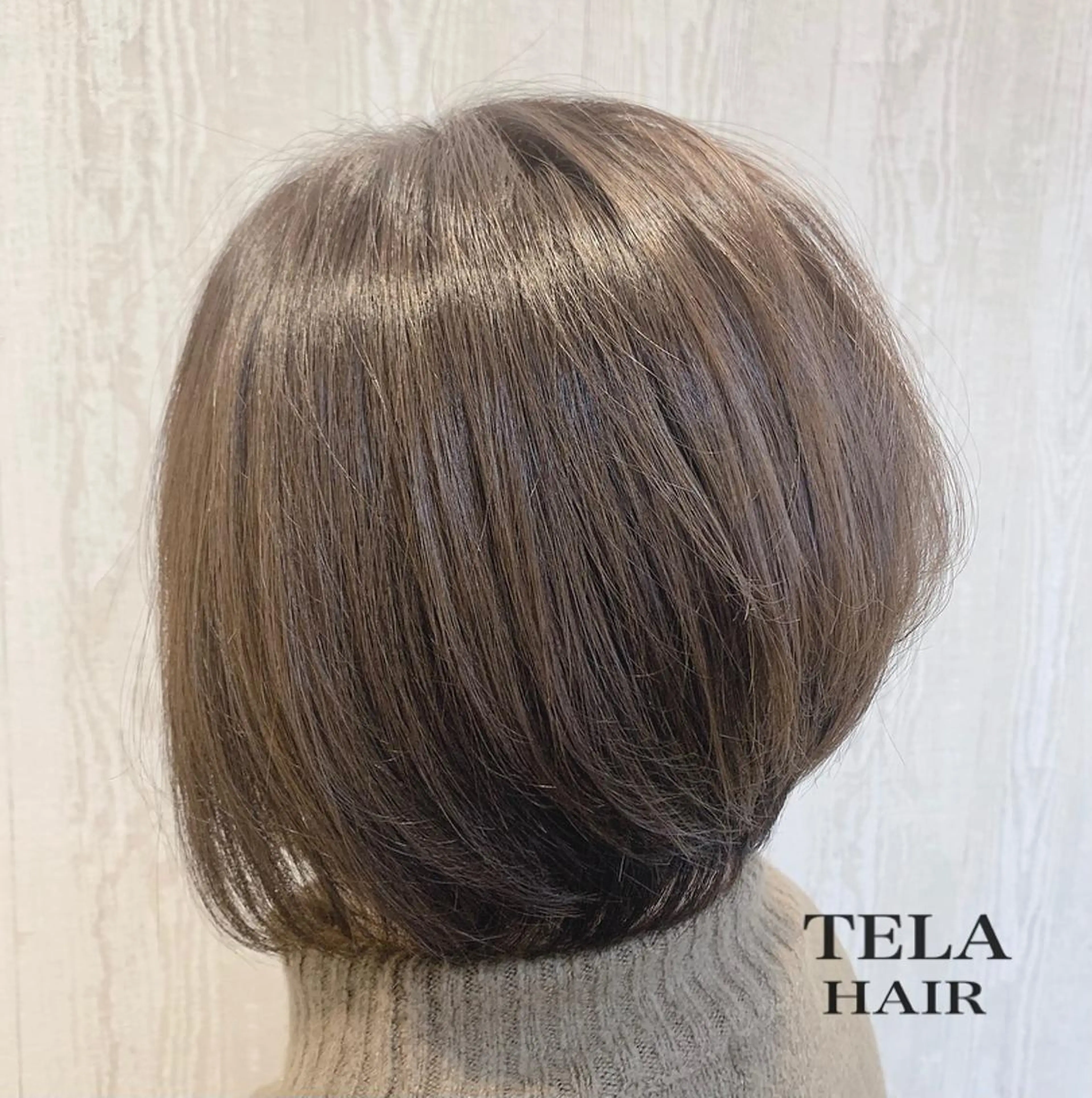 ショート カラー ヘアアレンジ 前下がりボブ ベージュカラー ミルクティーベージュ ボブ HUENEST アカデミーサロンのヘアスタイル