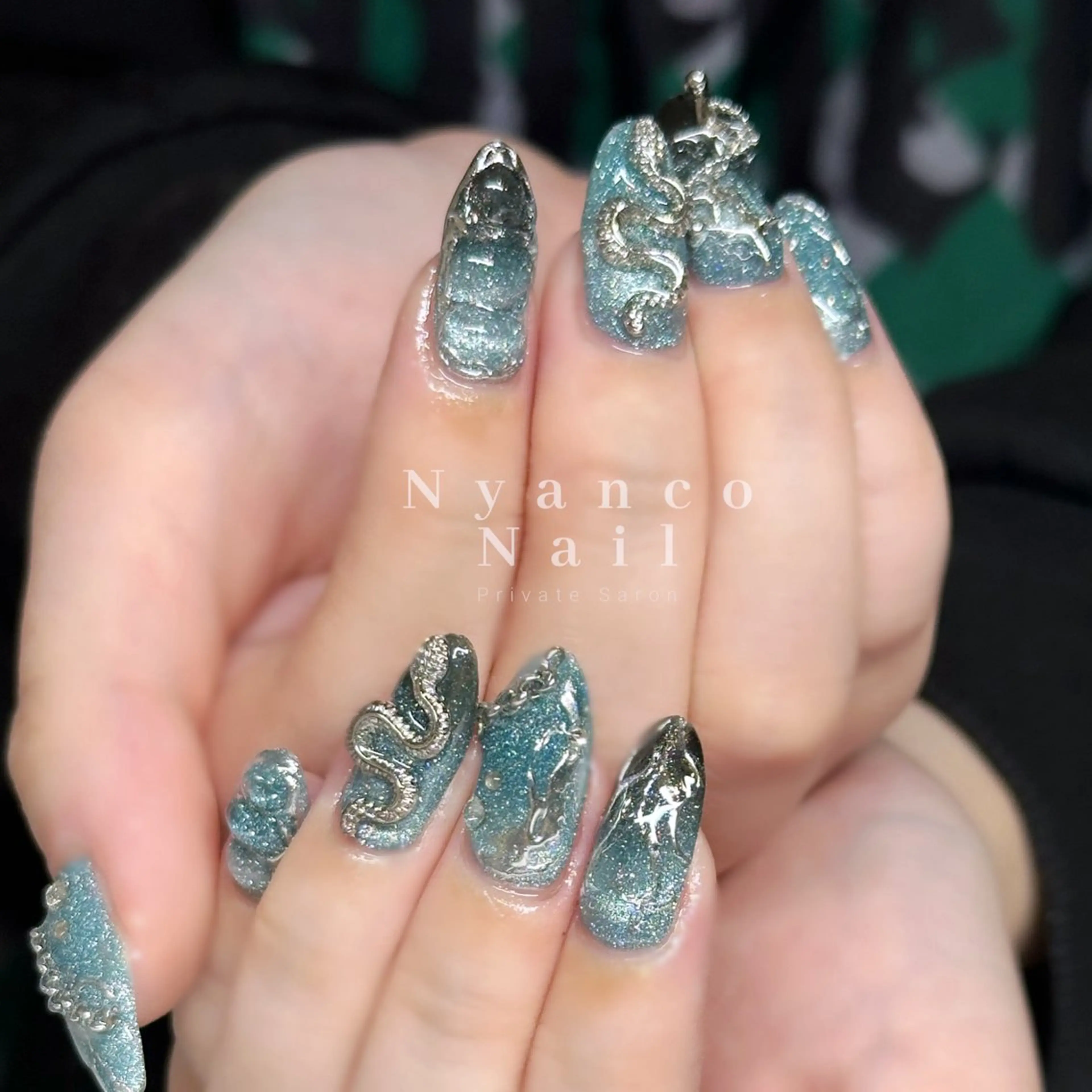 ネイル ジェルネイル グリーン キラキラネイル マグネットネイル シルバー Nyanco Nailのネイルデザイン