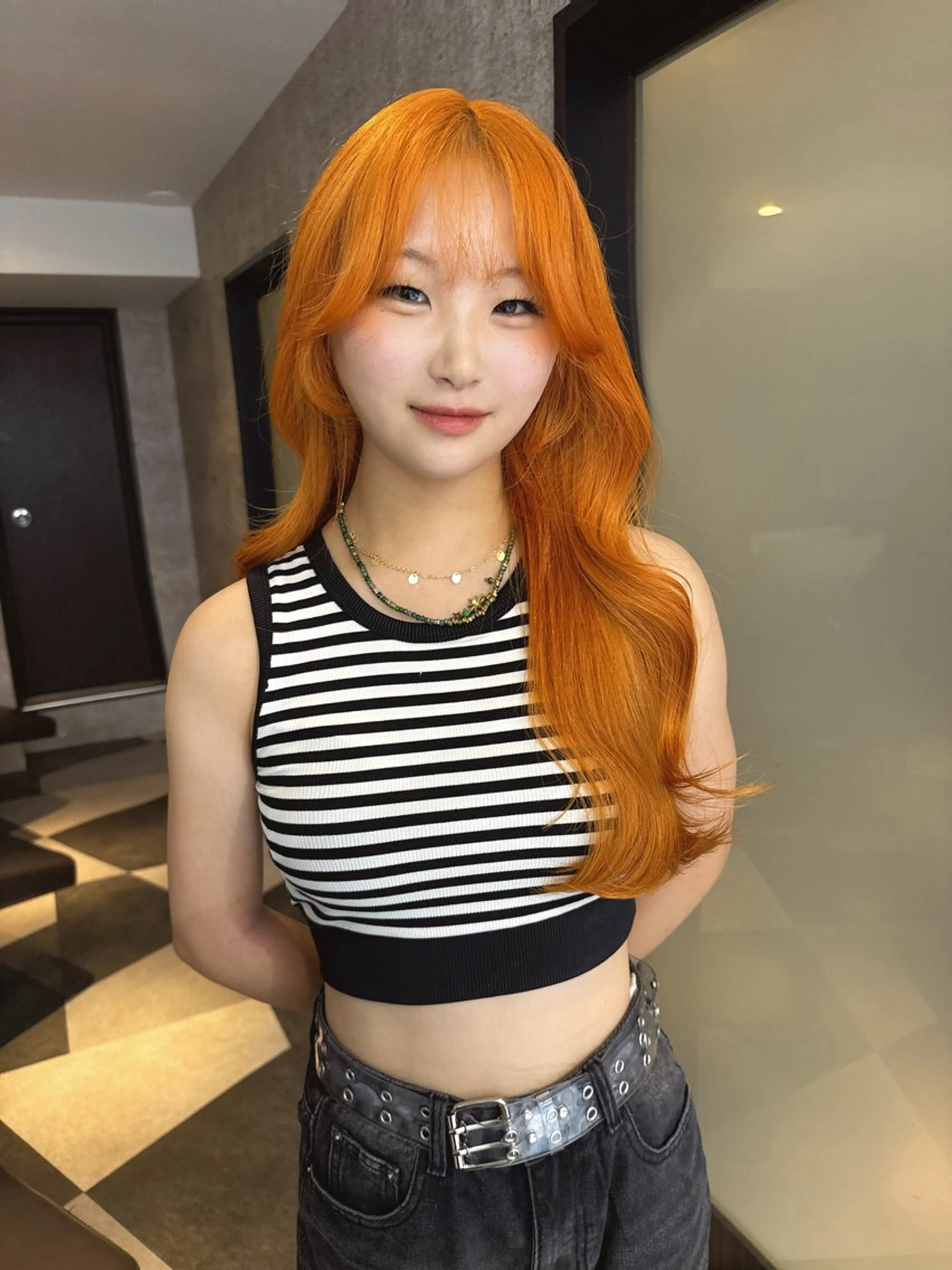 ロング カラー オレンジ ヘアカラー XENA YURI ブリーチカラーのヘアスタイル