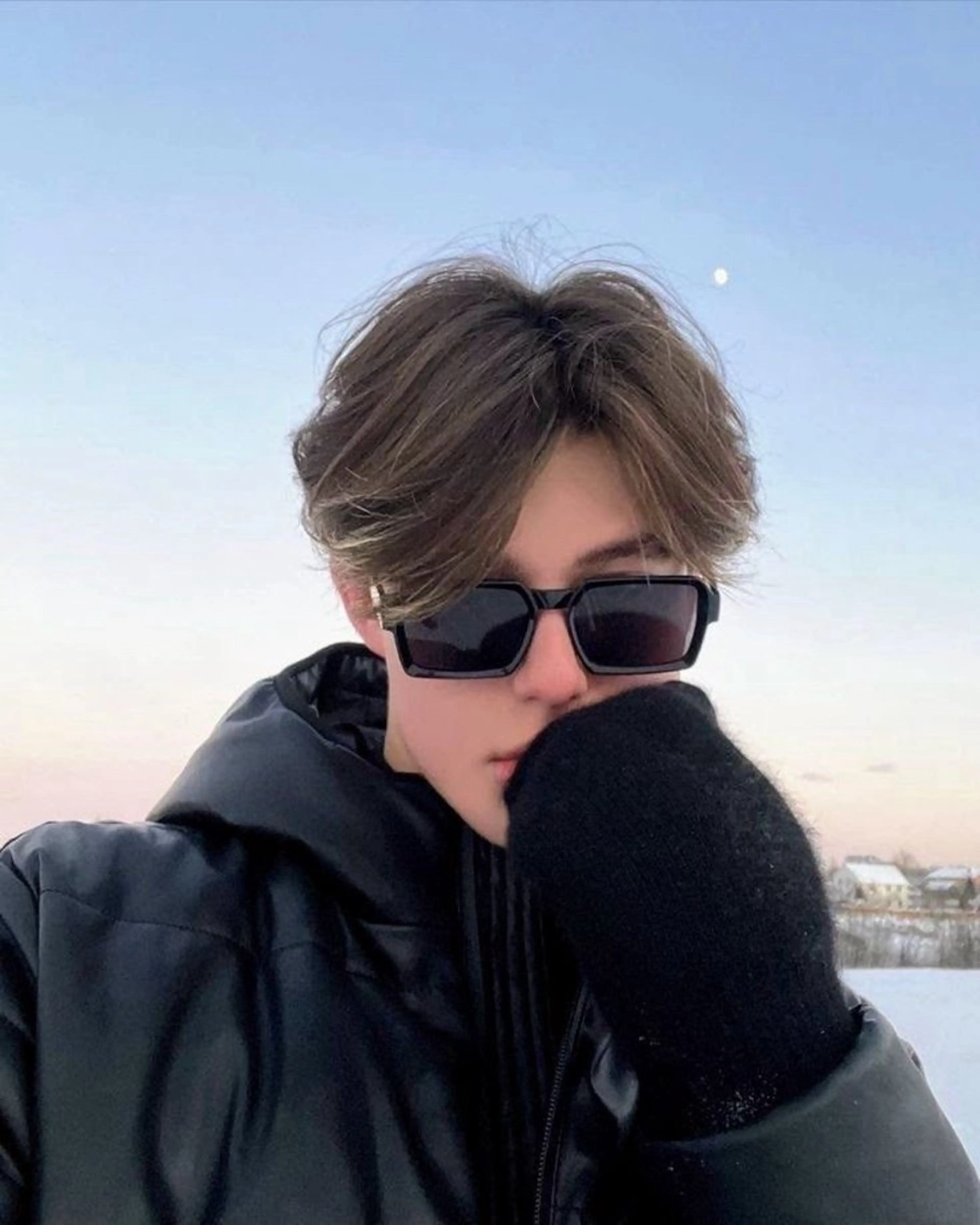 ミディアム パーマ ヘアアレンジ メンズ ミディアムパーマ フェザーパーマ メンズパーマ ヘアカラー パーマ トリートメント ヘアセット 顔まわりカット の達人のヘアスタイル