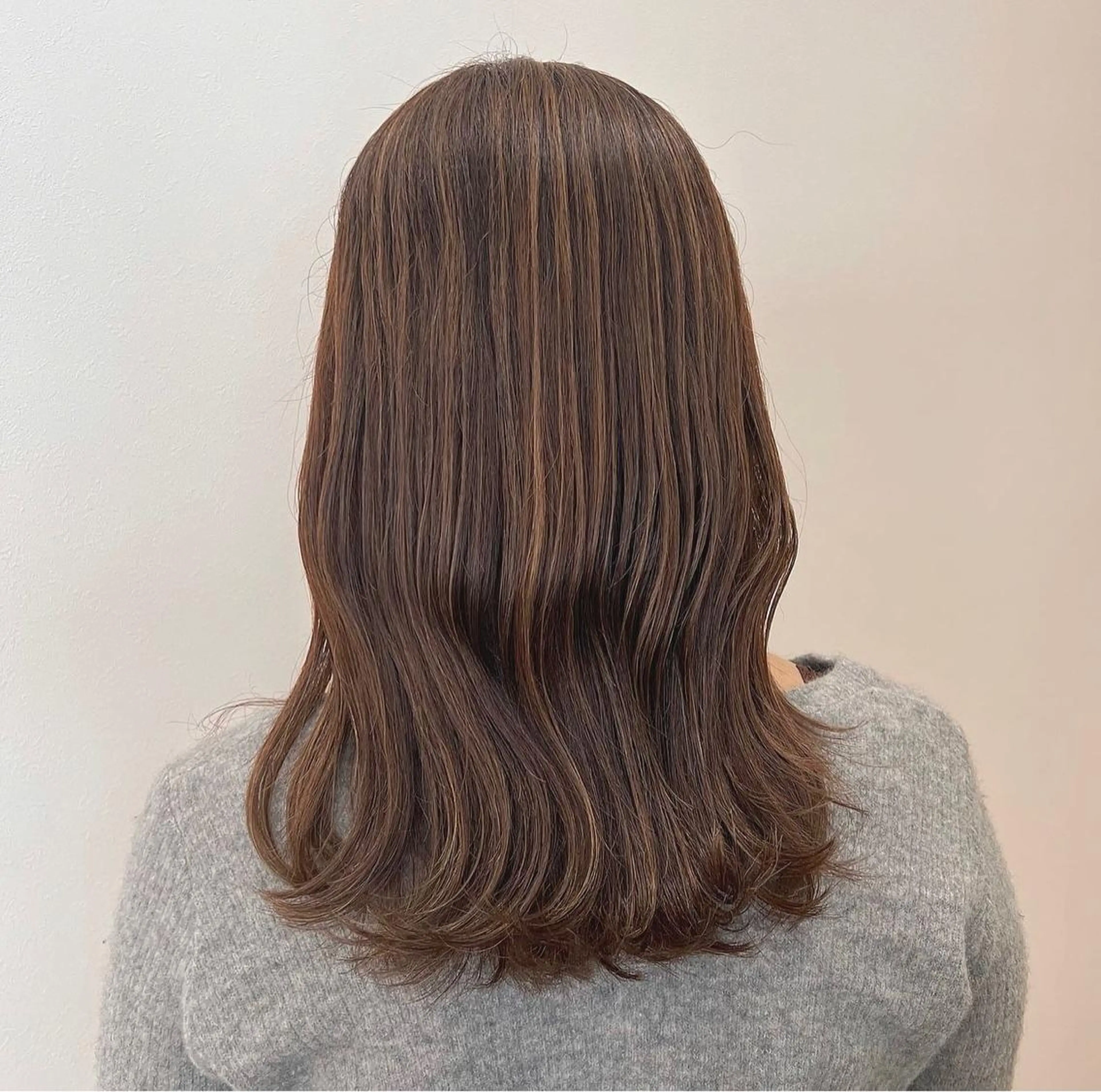 セミロング ハイライト 切りっぱなしボブ 👩🏼ミニボブのヘアスタイル