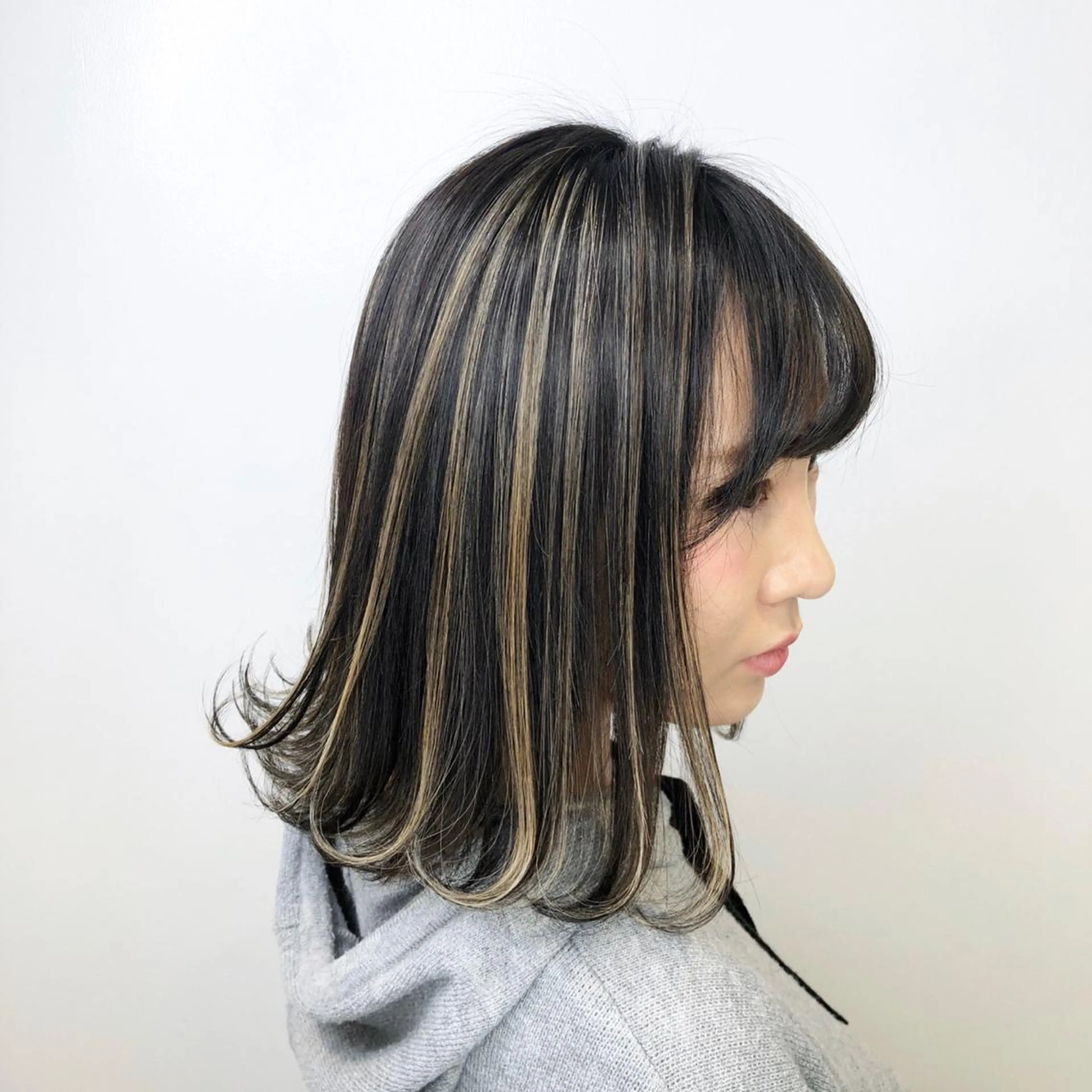 セミロング カラー パーマ ヘアアレンジ メンズ メンズバレイヤージュ メンズブリーチ メンズハイトーン バレイヤージュ ベージュカラー カット ⚠️激安ブリーチで 後悔してる方へ⚠️のヘアスタイル