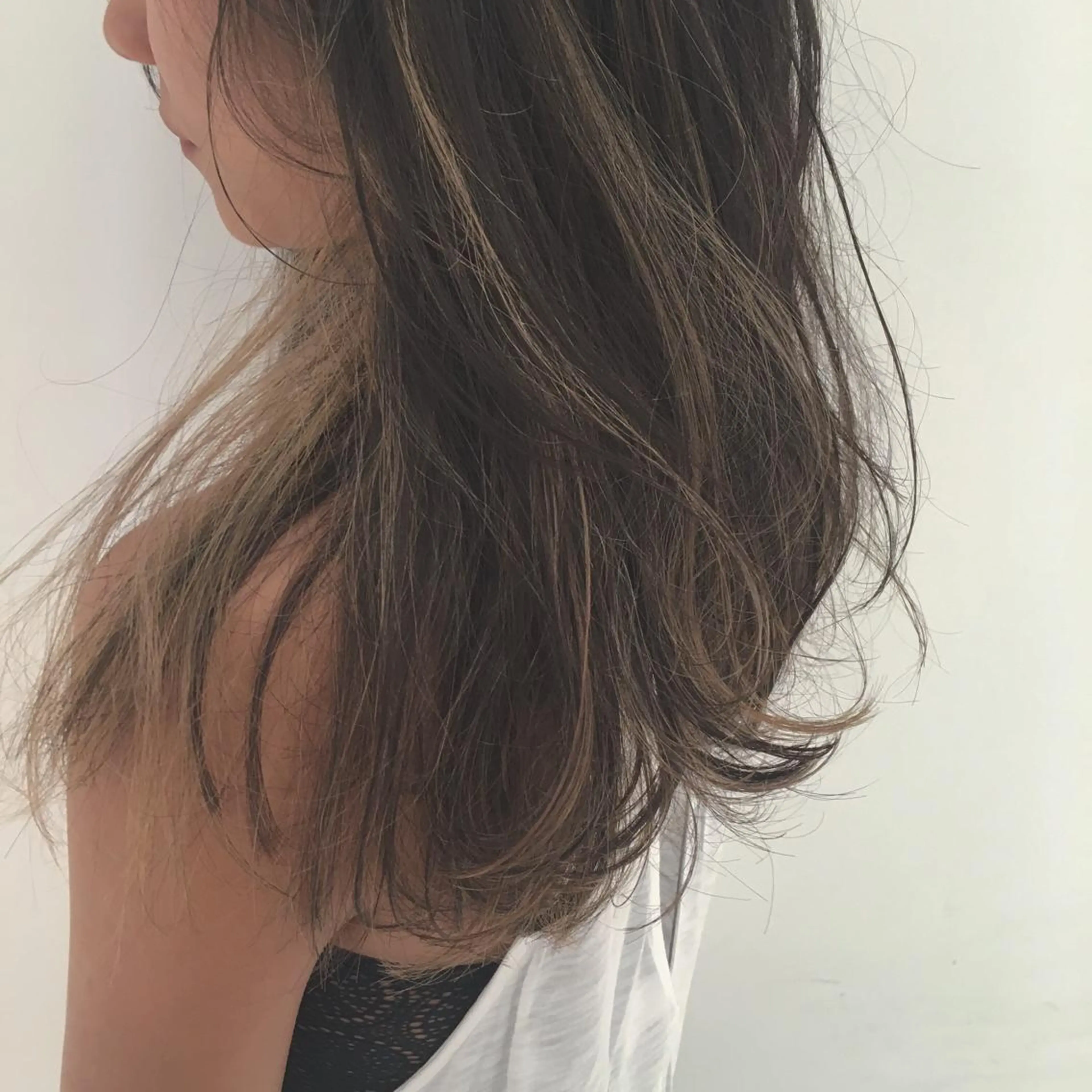 セミロング カラー ブリーチ 吉川 愛美李のヘアスタイル