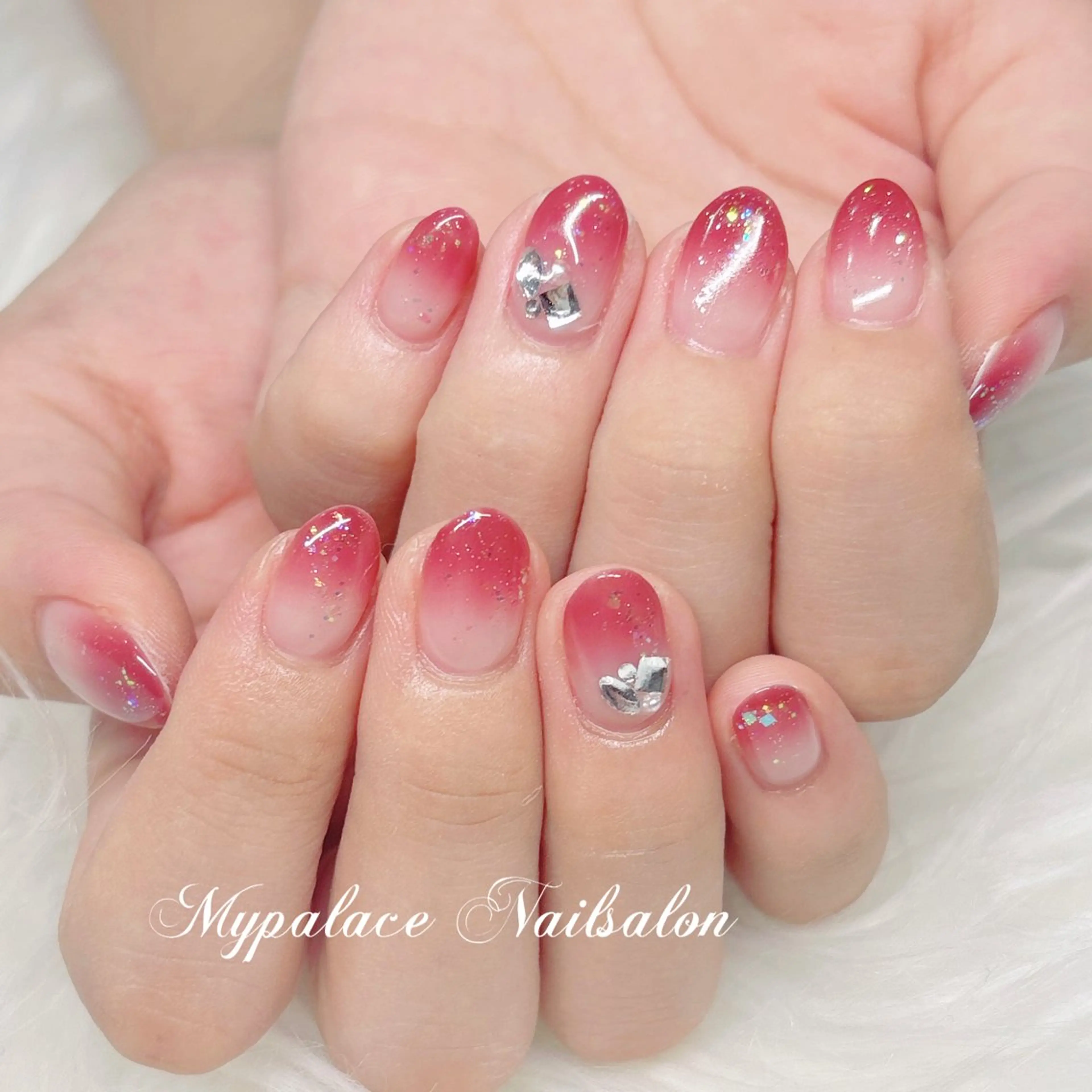 ネイル グラデーション キラキラネイル ラメ(グリッター) 赤色 ストーンネイル ハンドネイル Yuis Nailスカルプ専門のネイルデザイン
