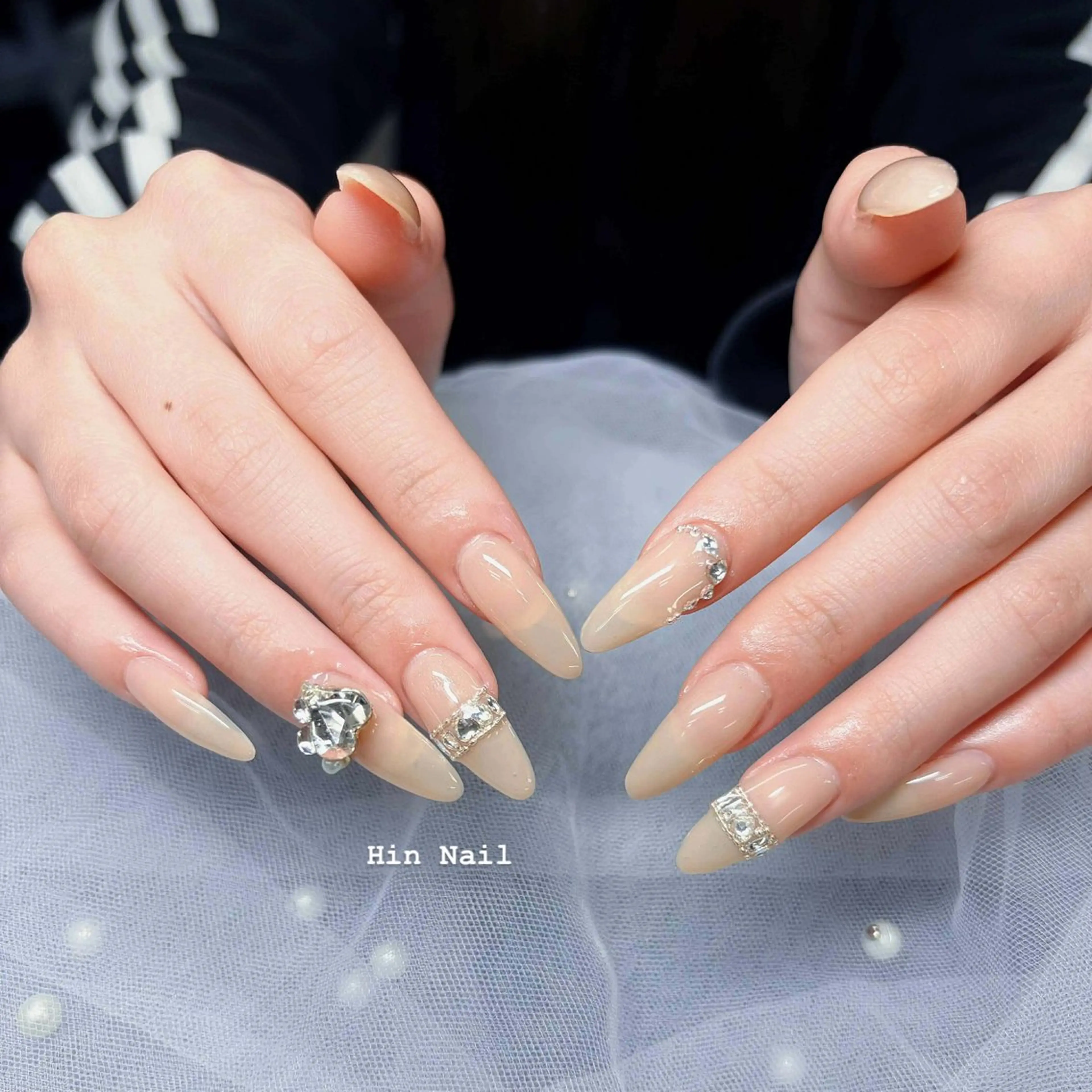 ネイル ボルドー チークネイル フレンチネイル グラデーション キラキラネイル ハンドネイル Hin  Nail所属・Hin Nail Salonのネイルデザイン
