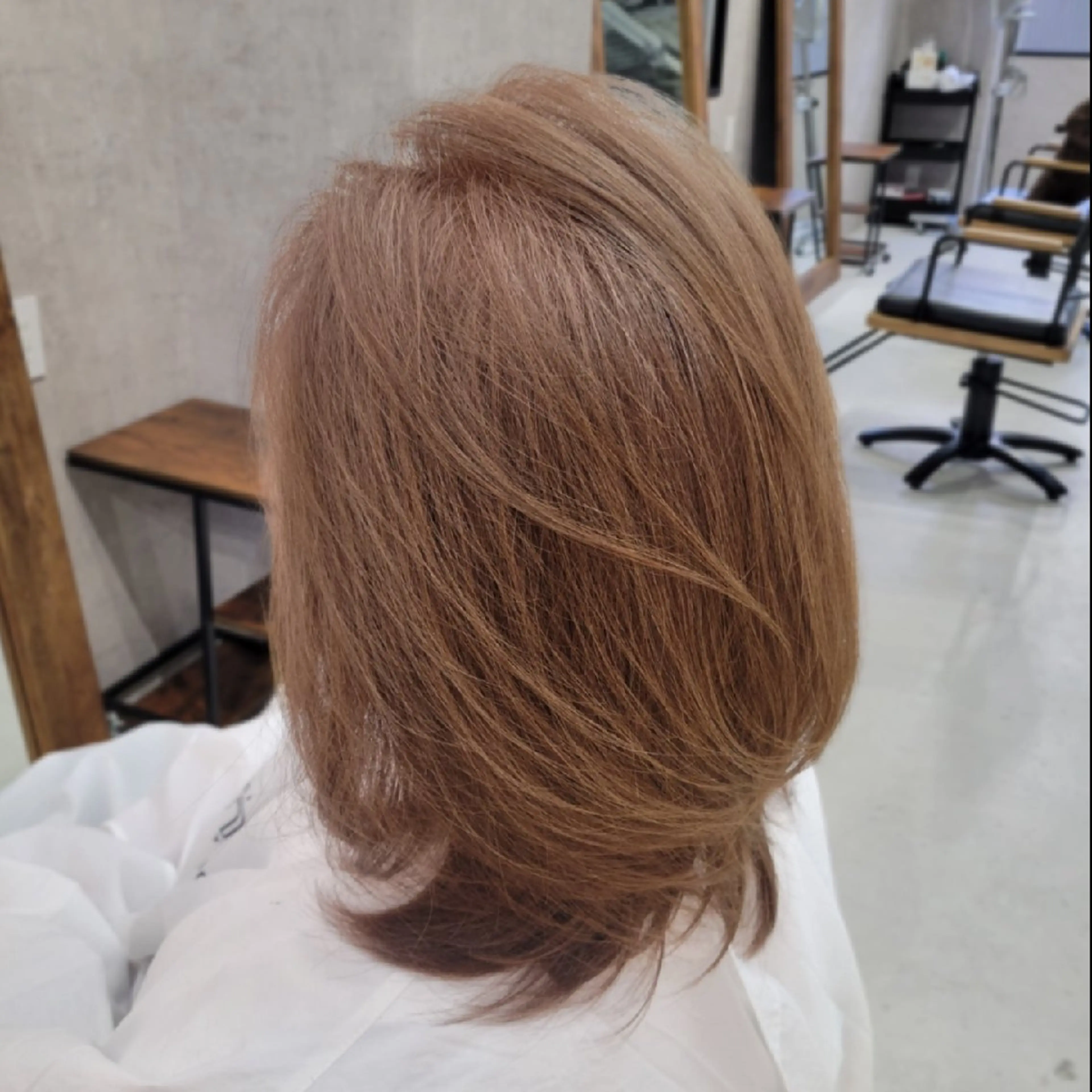 ミディアム レイヤーカット ヘアカラー トリートメント THREE所属・大辻健太(オオツジ ケンタ)/髪質改善のヘアスタイル