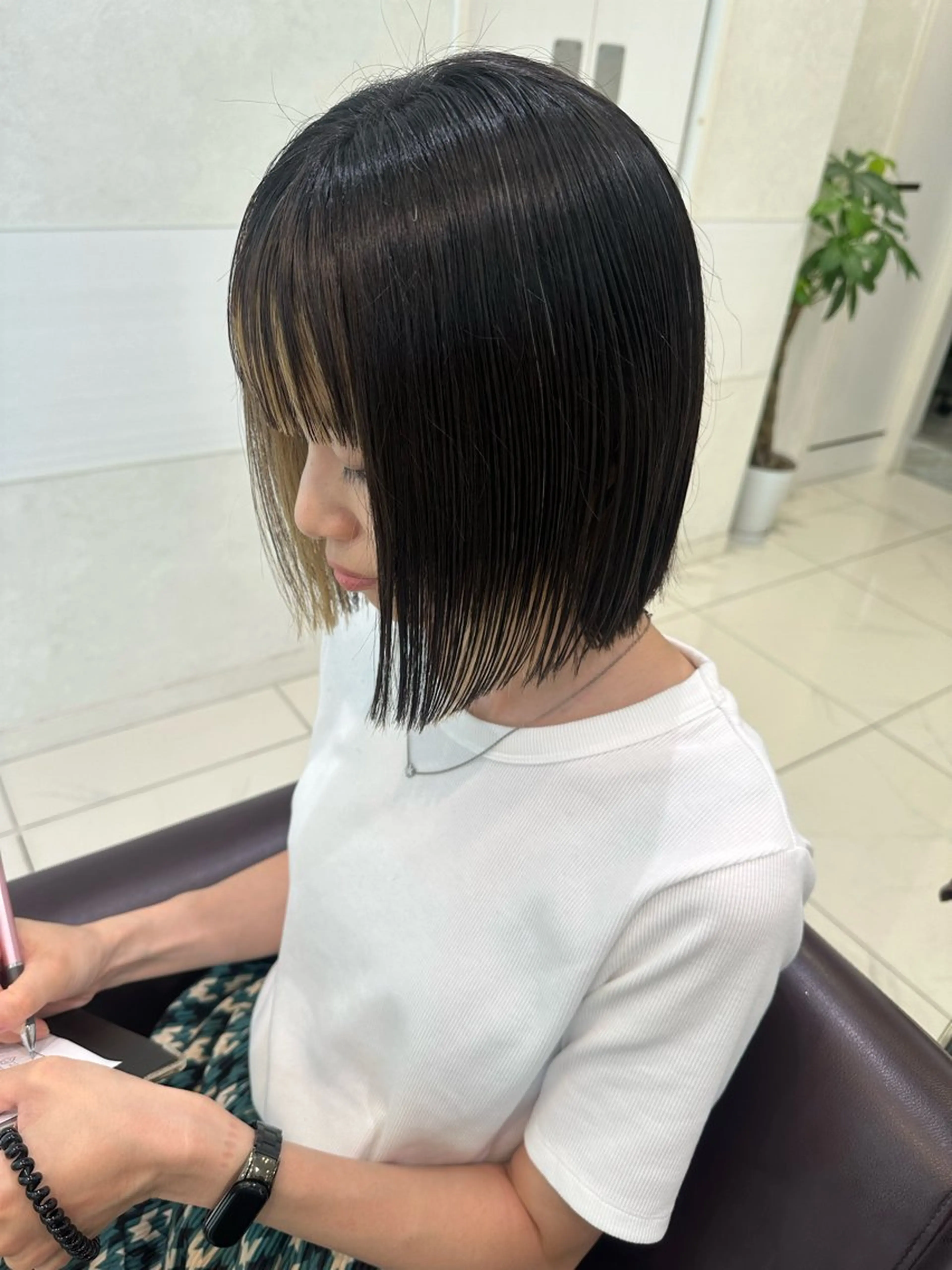ショート カラー 切りっぱなしボブ インナーカラー ボブ ハイトーン/艶カラー /透明感カラー/みなのヘアスタイル