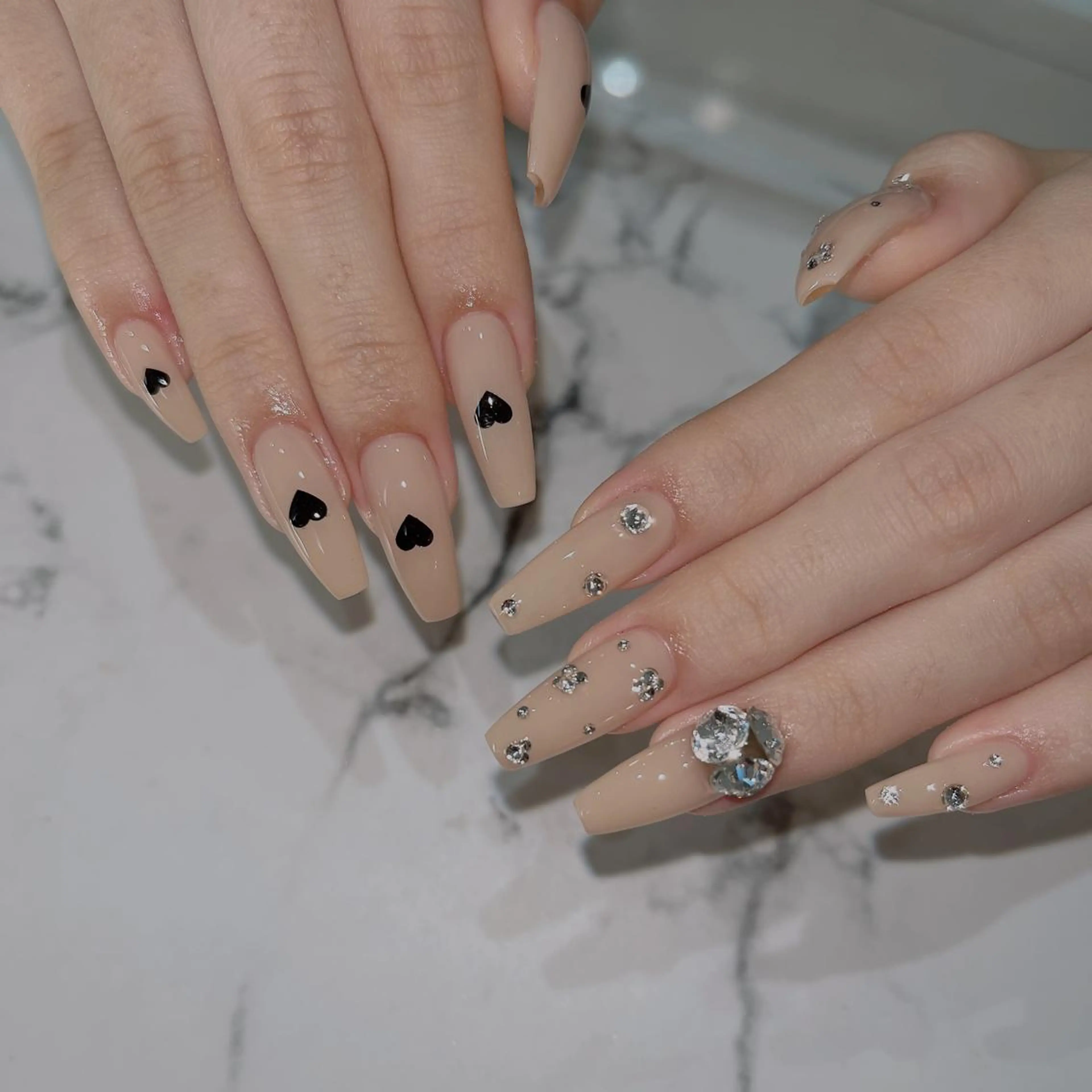 ネイル フットネイル フレンチネイル ジェルネイル ラメ(グリッター) ラメグラデーション ハンドネイル NEO Beauty Salon所属・𝐍𝐄𝐎 𝐉𝐔𝐑𝐈のネイルデザイン