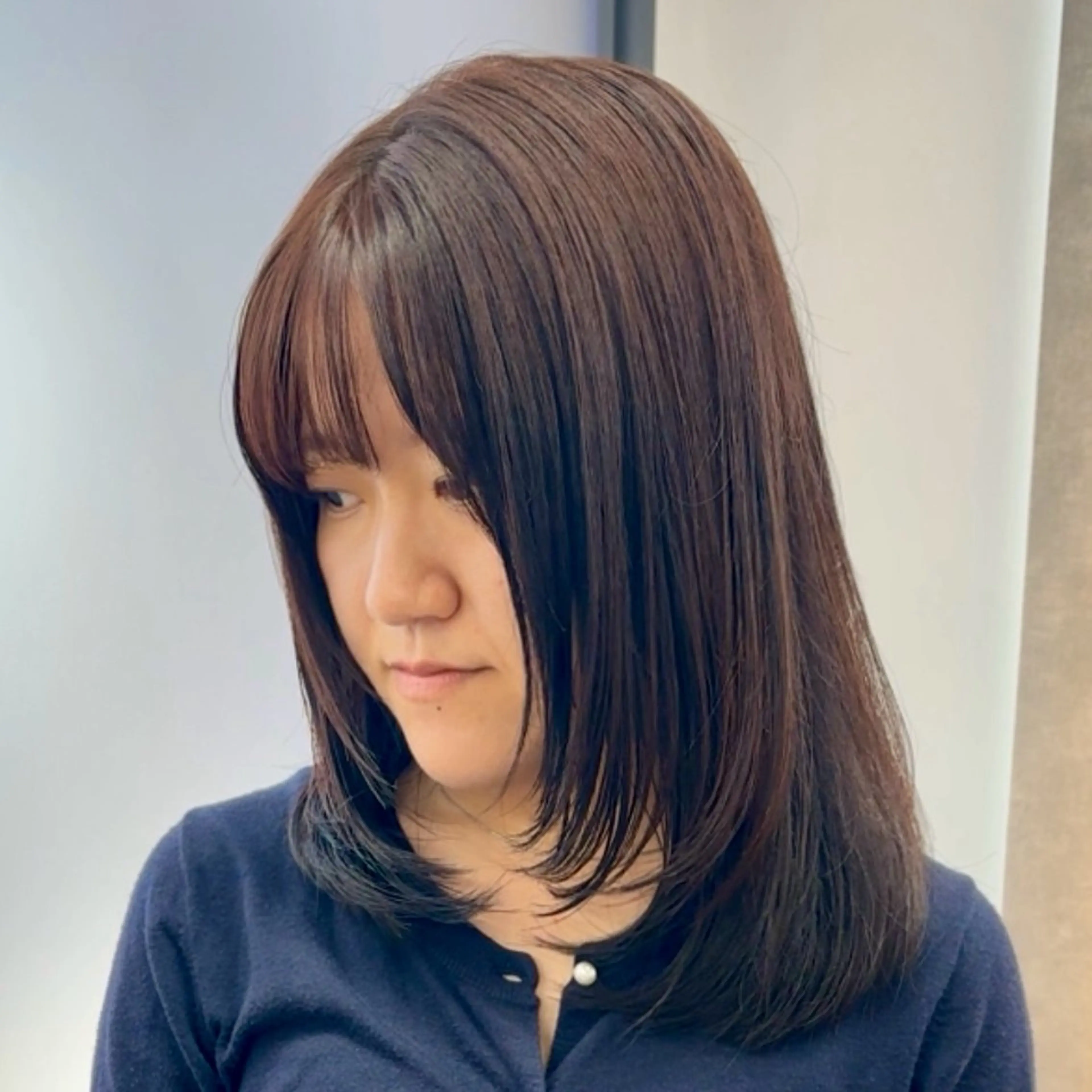 ミディアム レイヤーカット 外ハネヘア ヘアカラー トリートメント ネヅ カオルのヘアスタイル
