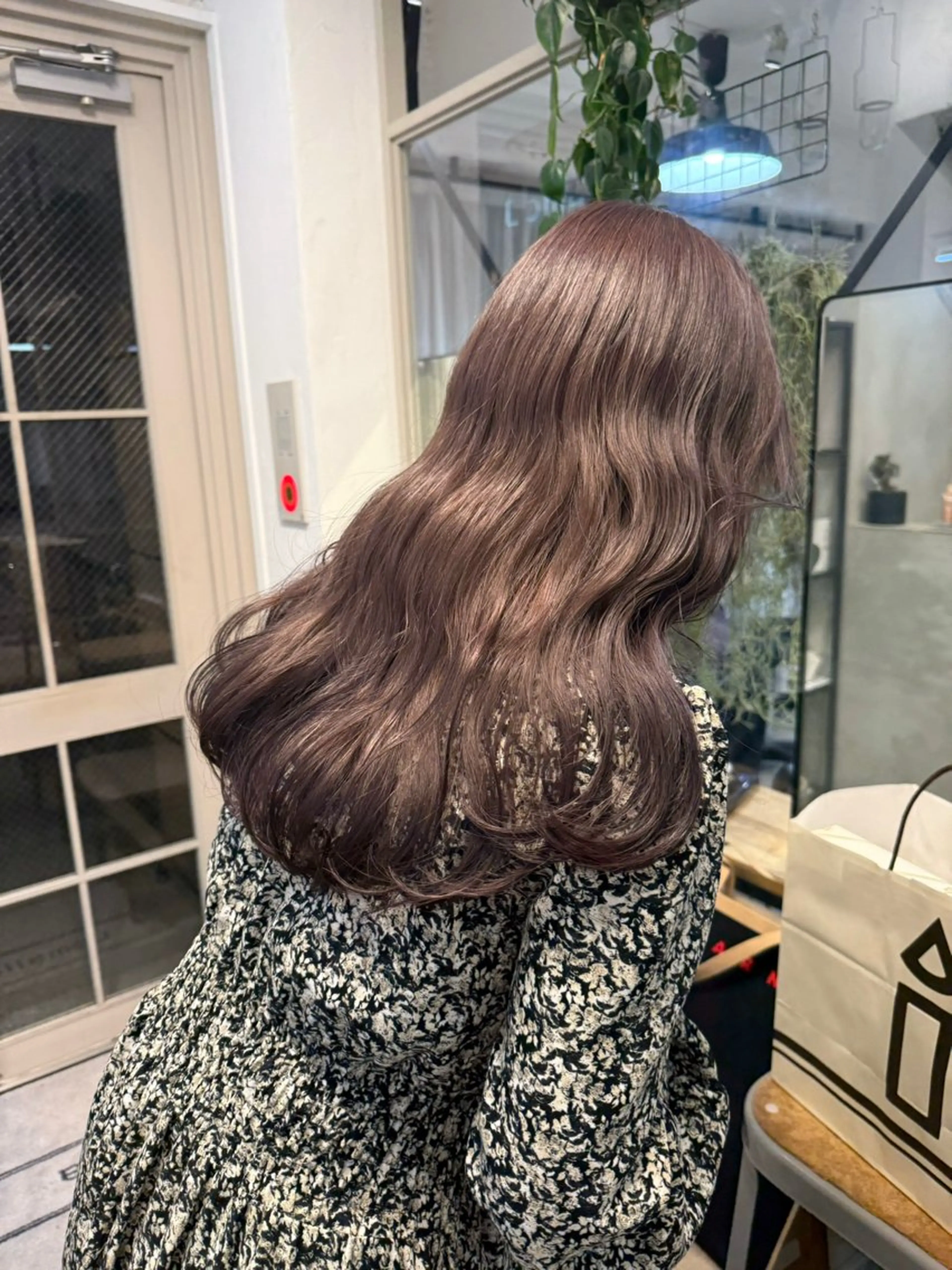 ロング カラー ミルクティー× グレージュMOMOのヘアスタイル