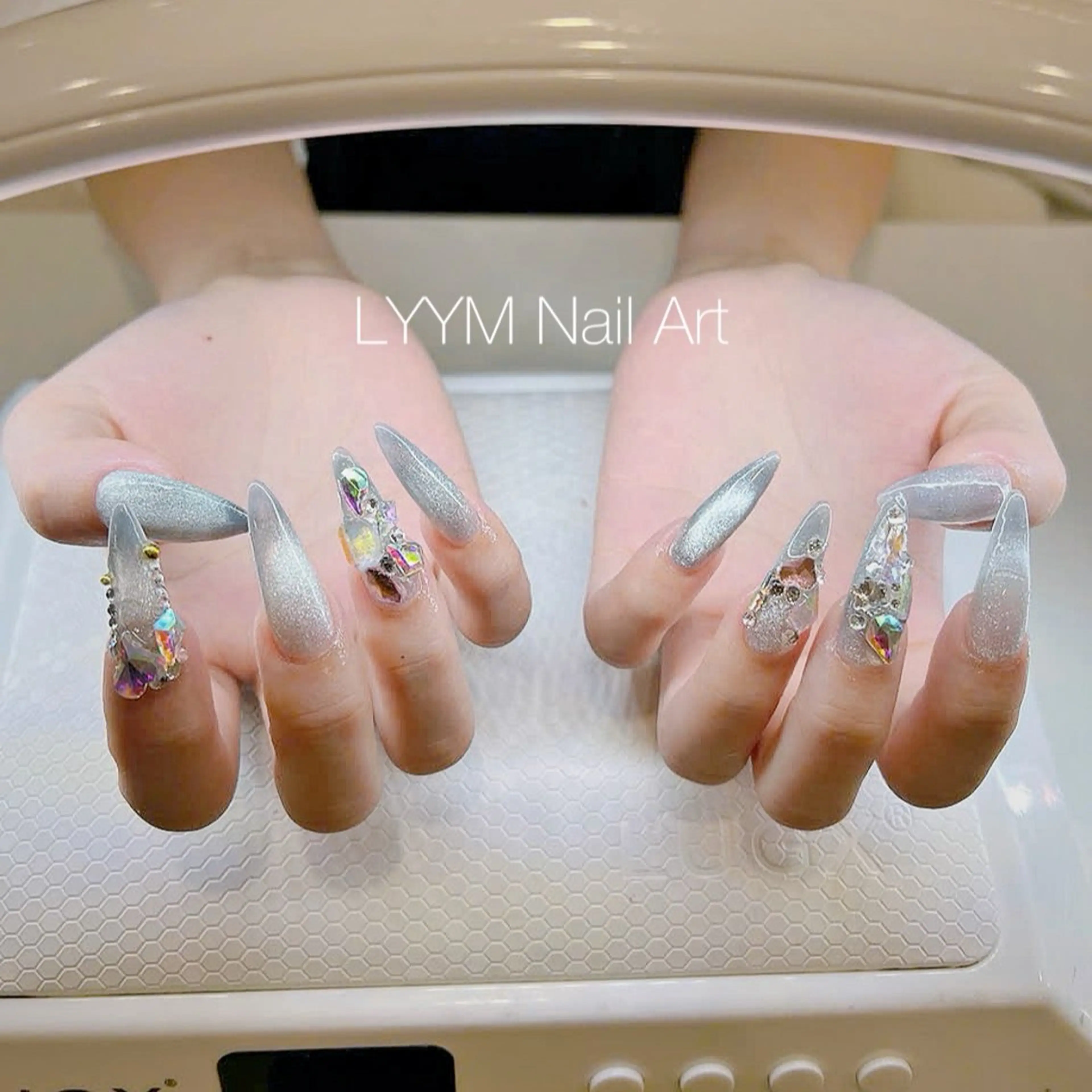ネイル キラキラネイル ストーンネイル ネイルチップ ハンドネイル LYYM Nail Salonのネイルデザイン
