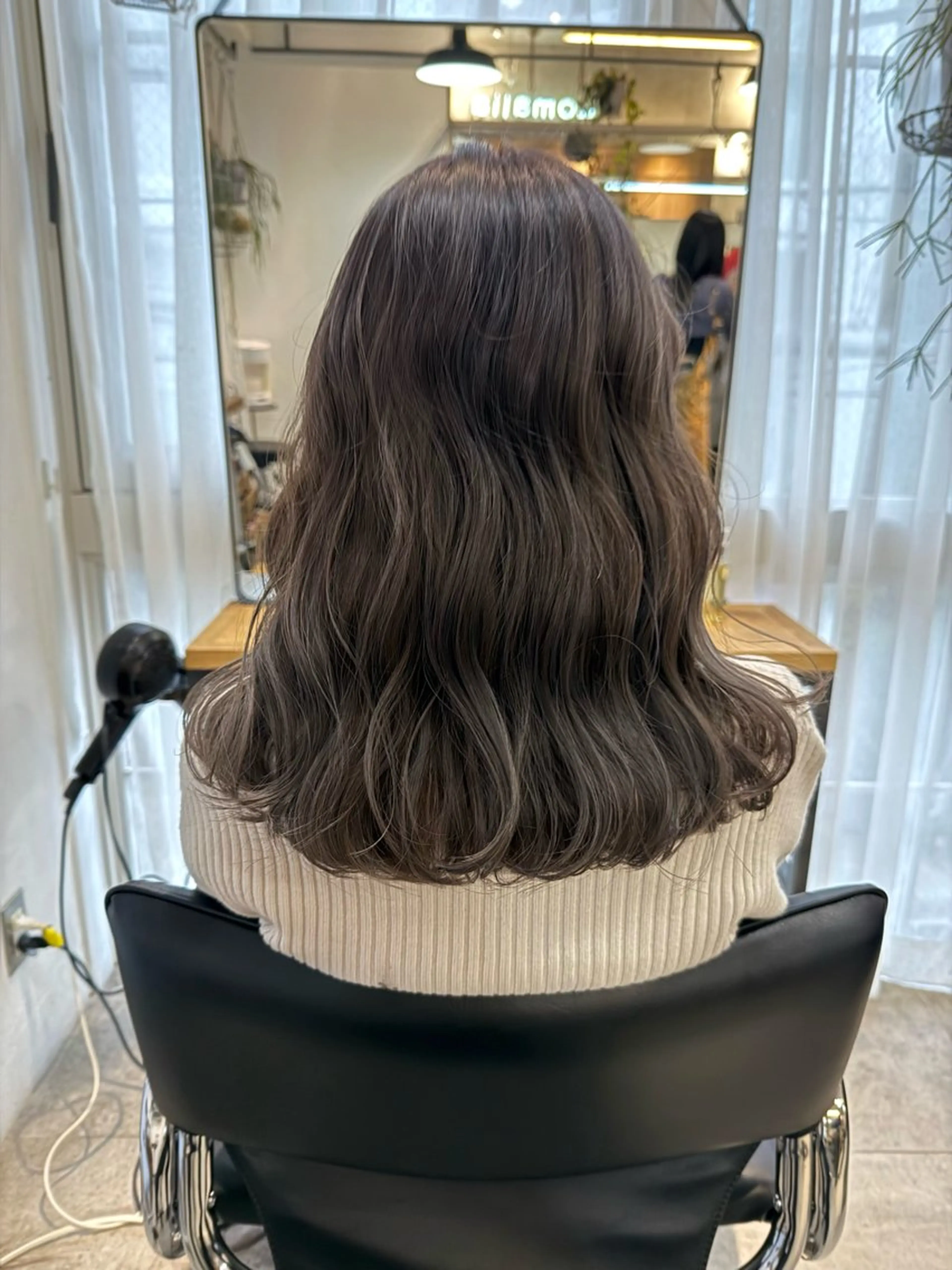 セミロング カラー ミルクティー× グレージュMOMOのヘアスタイル