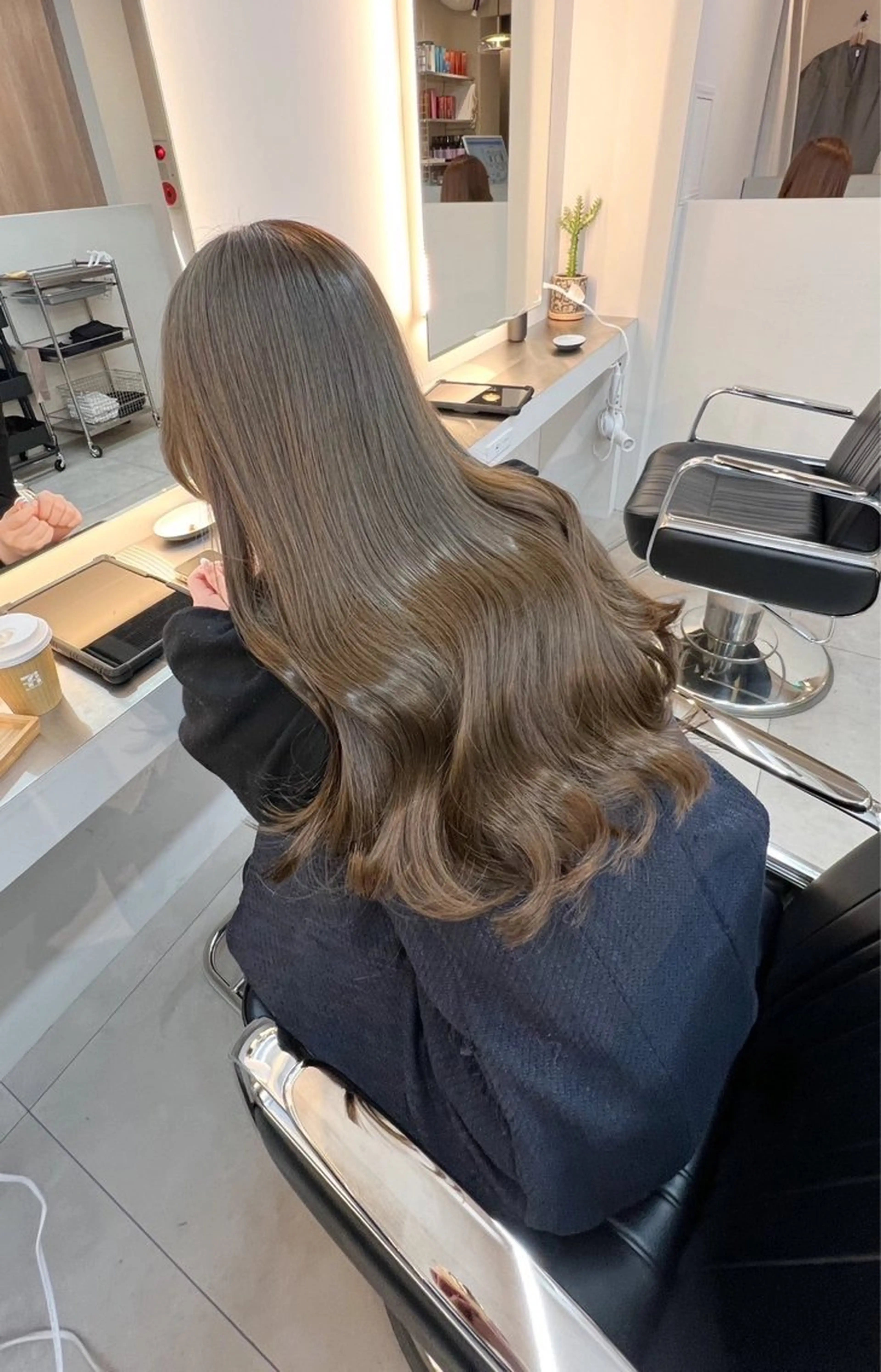 カラー 岡部 莉奈のヘアスタイル