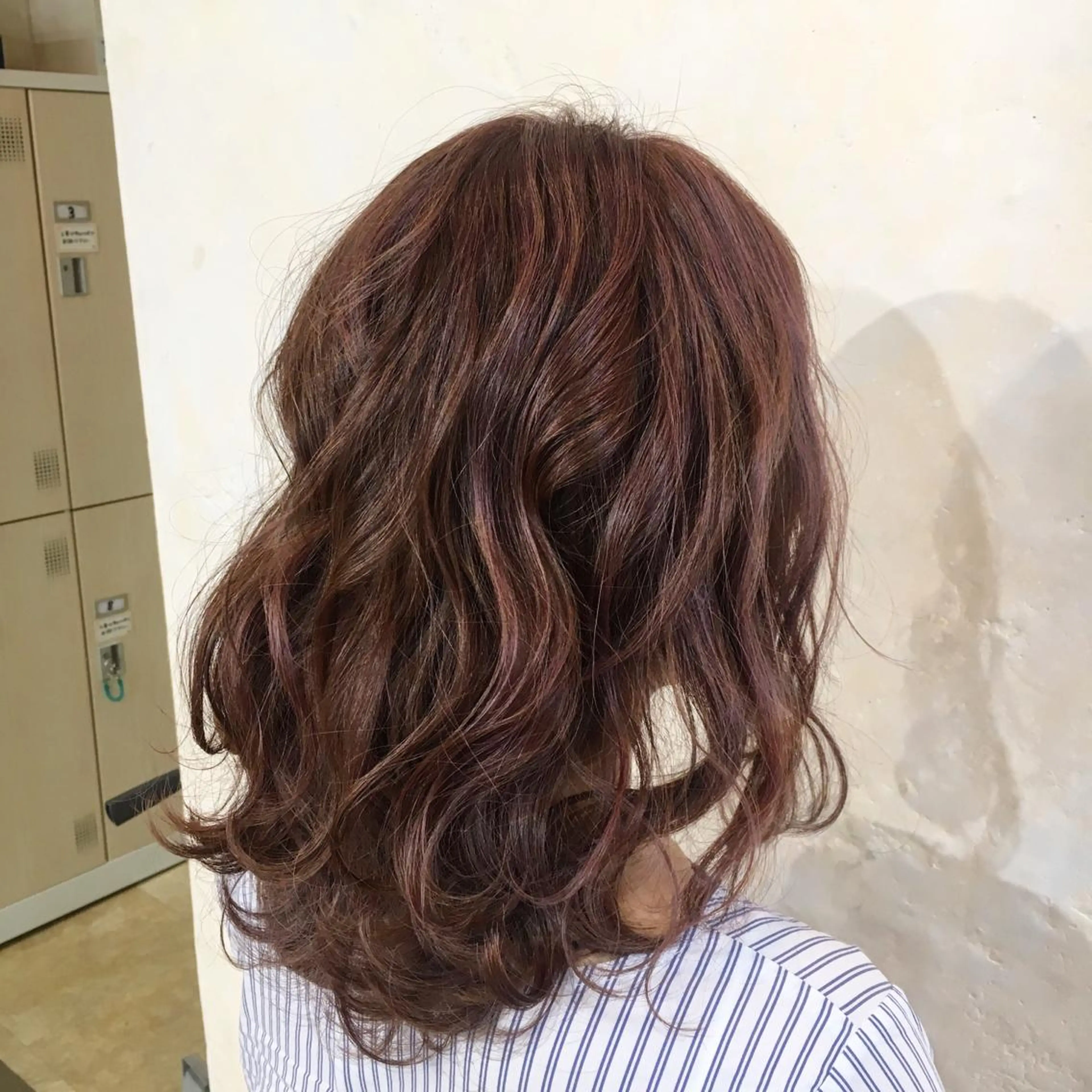 ミディアム カラー パーマ ヘアアレンジ メンズ キッズ ネイル マツエク・マツパ 結婚式・ブライダル ミディアムパーマ メンズバレイヤージュ メンズハイライト メンズパーマ 角床直哉 カラーカットNO 1のヘアスタイル