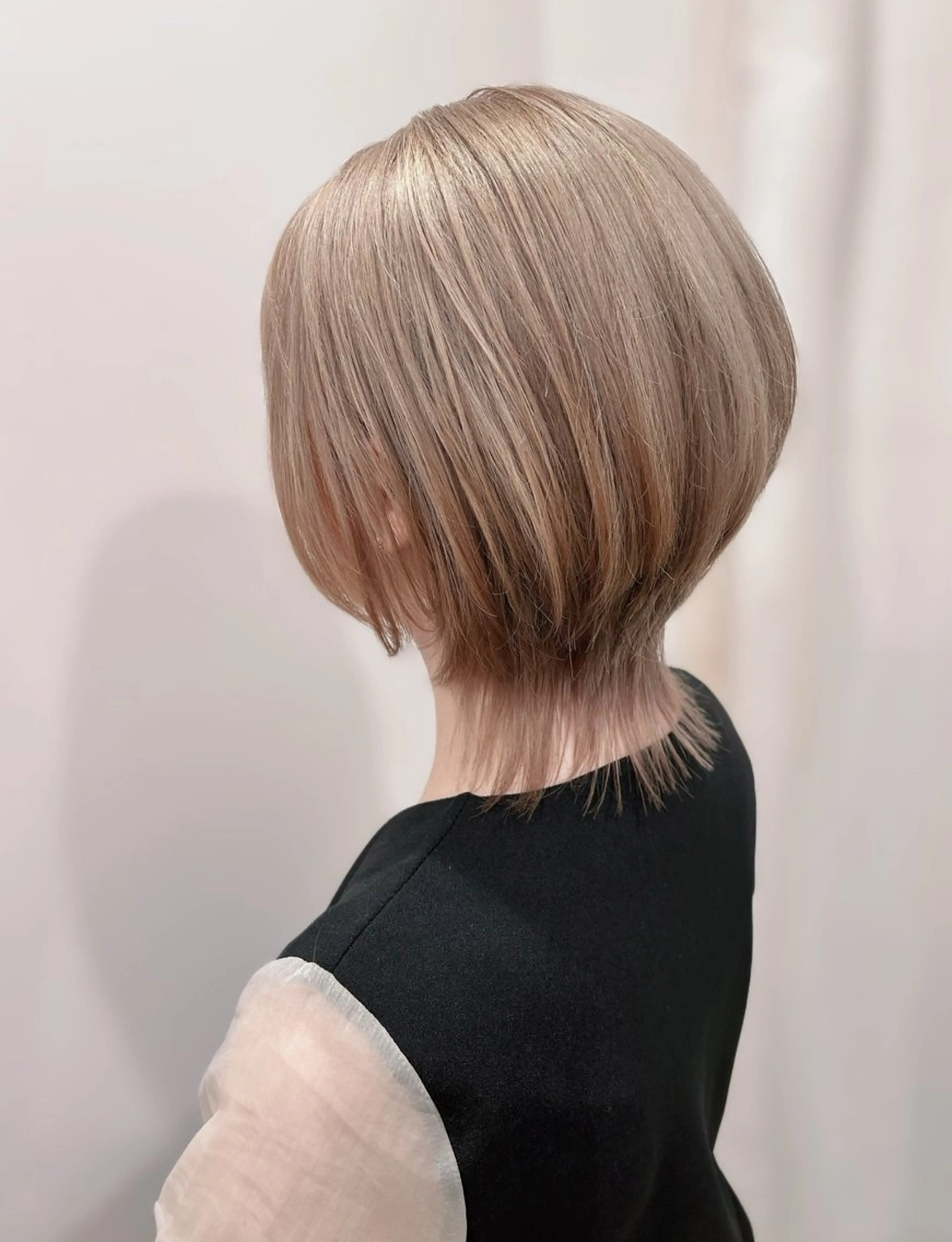 ミディアム カラー ベージュカラー ミルクティーベージュ くびれヘア ウルフカット カット ヘアカラー トリートメント Halo 長居店 "ROKI"のヘアスタイル