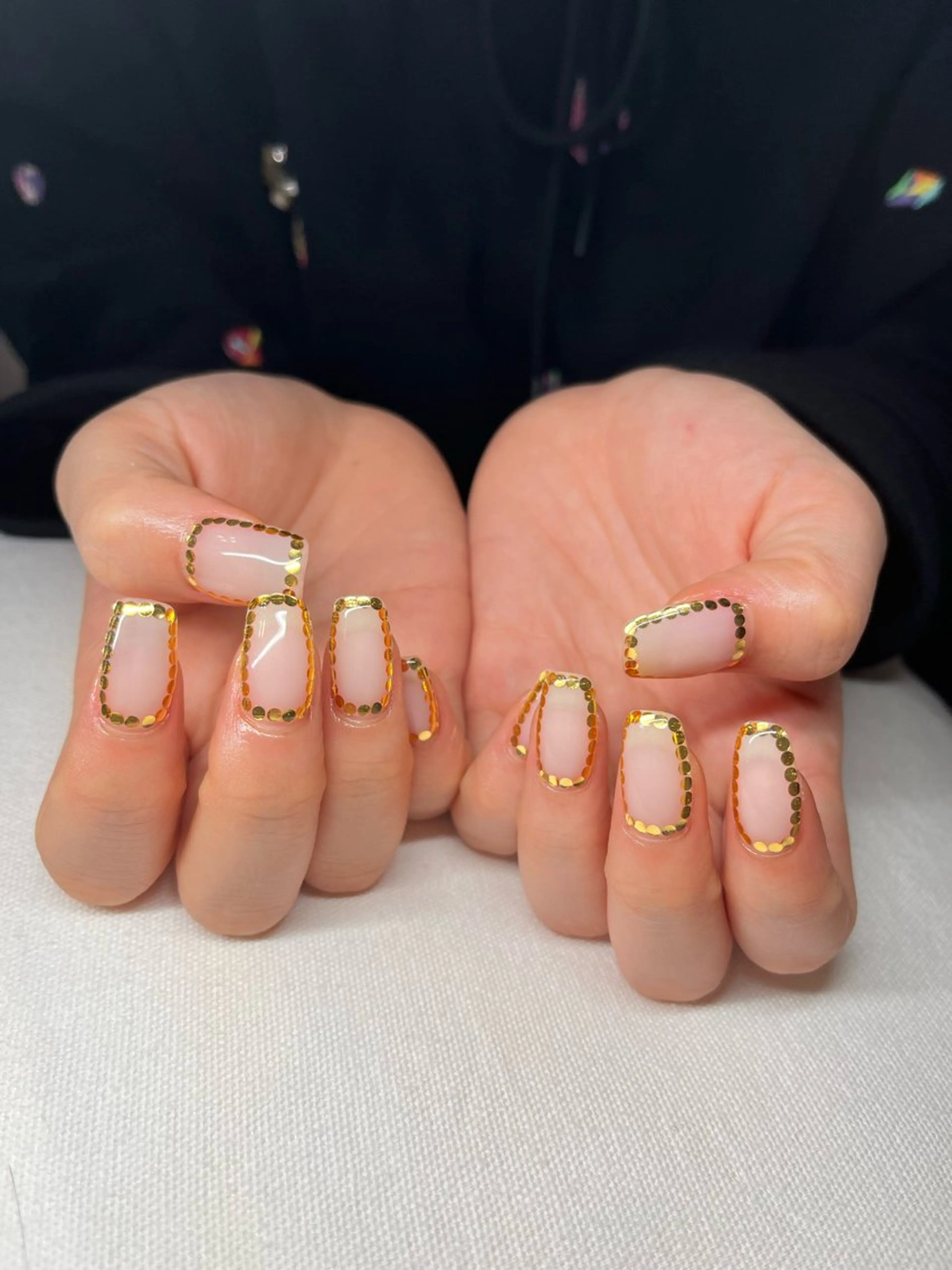 ネイル ゴールド ホログラムネイル スクエアネイル 夏ネイル ホワイト ハンドネイル miel nailのネイルデザイン