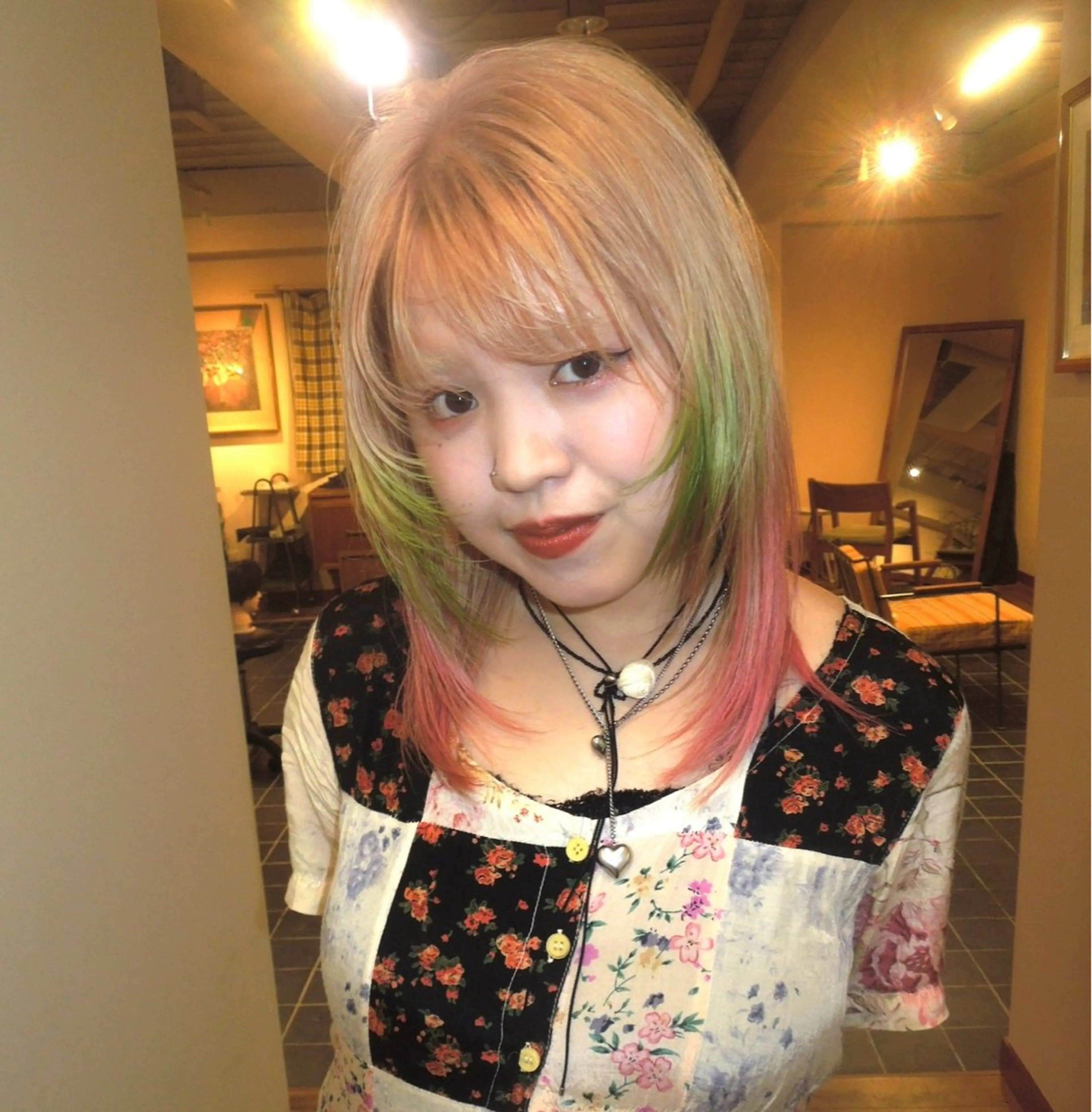 ミディアム カラー デザインカラー ピンクカラー タマキ/似合わせ カット/Wカラーのヘアスタイル