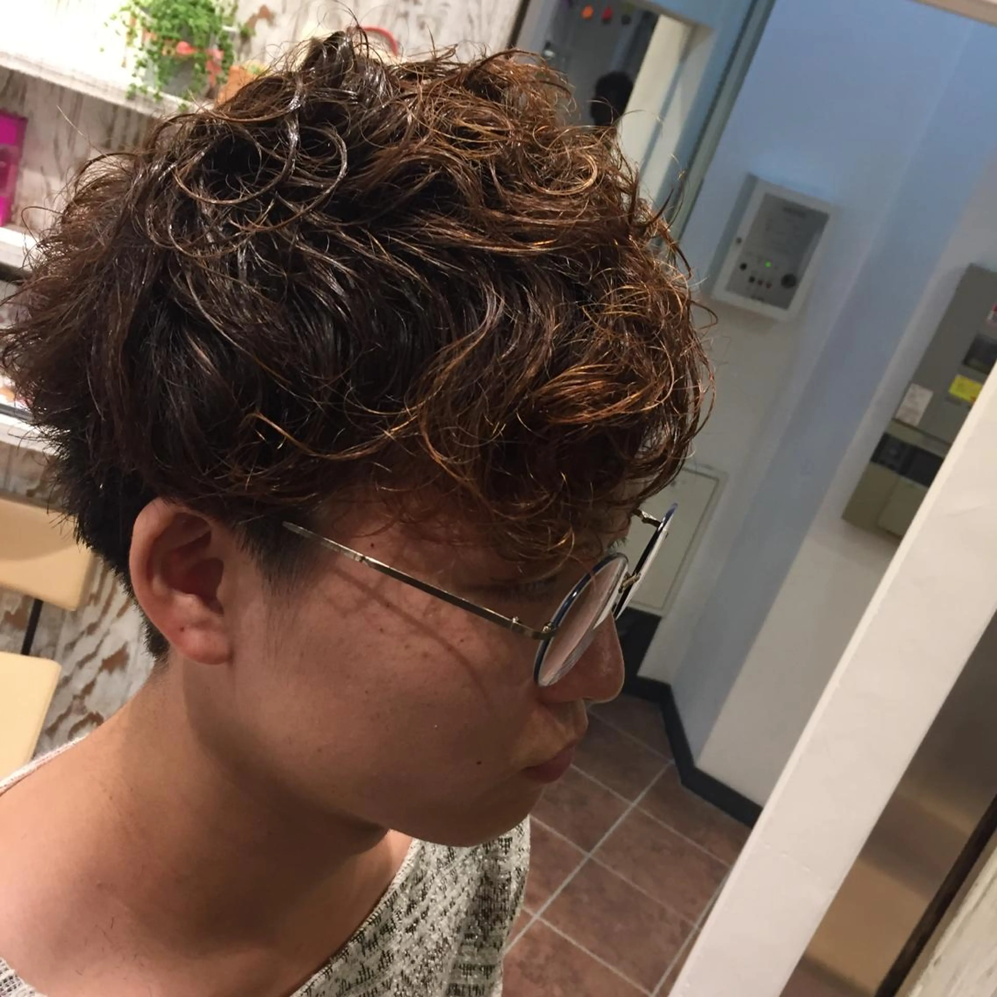 ショート パーマ メンズ 吉岡 三四朗のヘアスタイル
