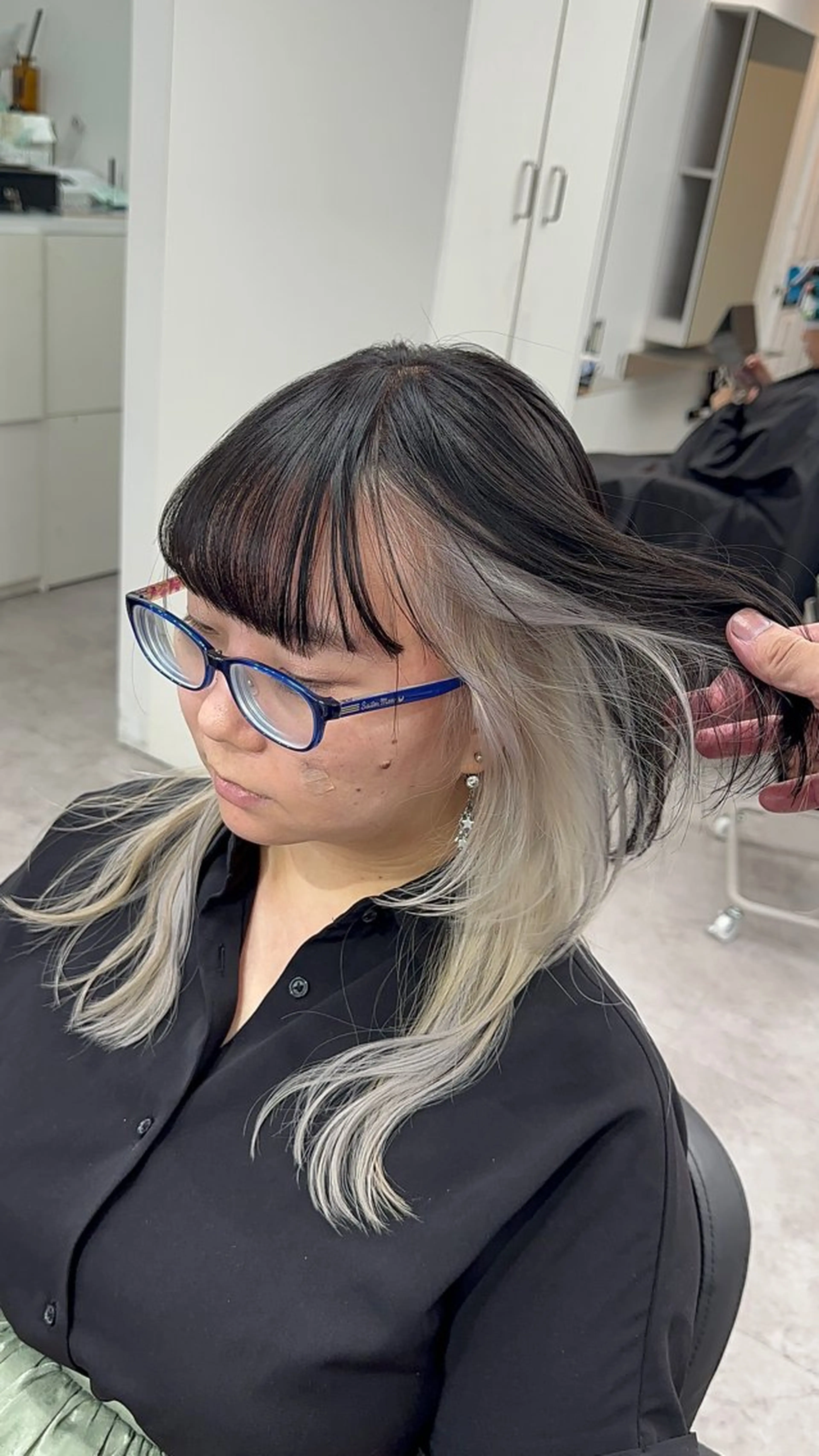 セミロング カラー ヘアアレンジ 透明感カラー シルバー ホワイトシルバー カット ヘアカラー トリートメント ⭐️柏木皇気ブリーチ ムラ修正/他店直しのヘアスタイル