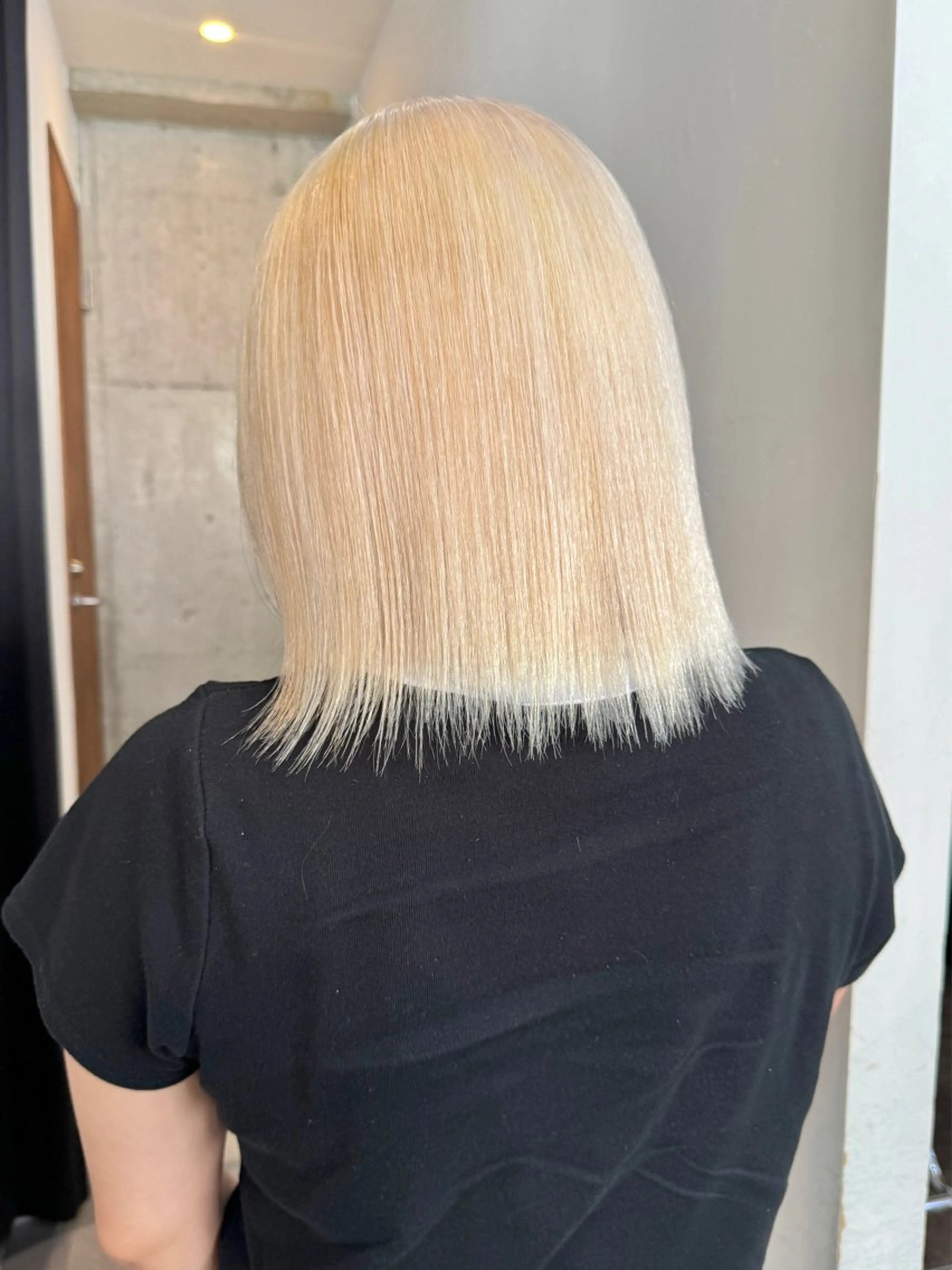 ミディアム カラー 抜きっぱなしブロンド ヘアカラー トリートメント 切りっぱなしボブ/ ブリーチカラー/大塚のヘアスタイル