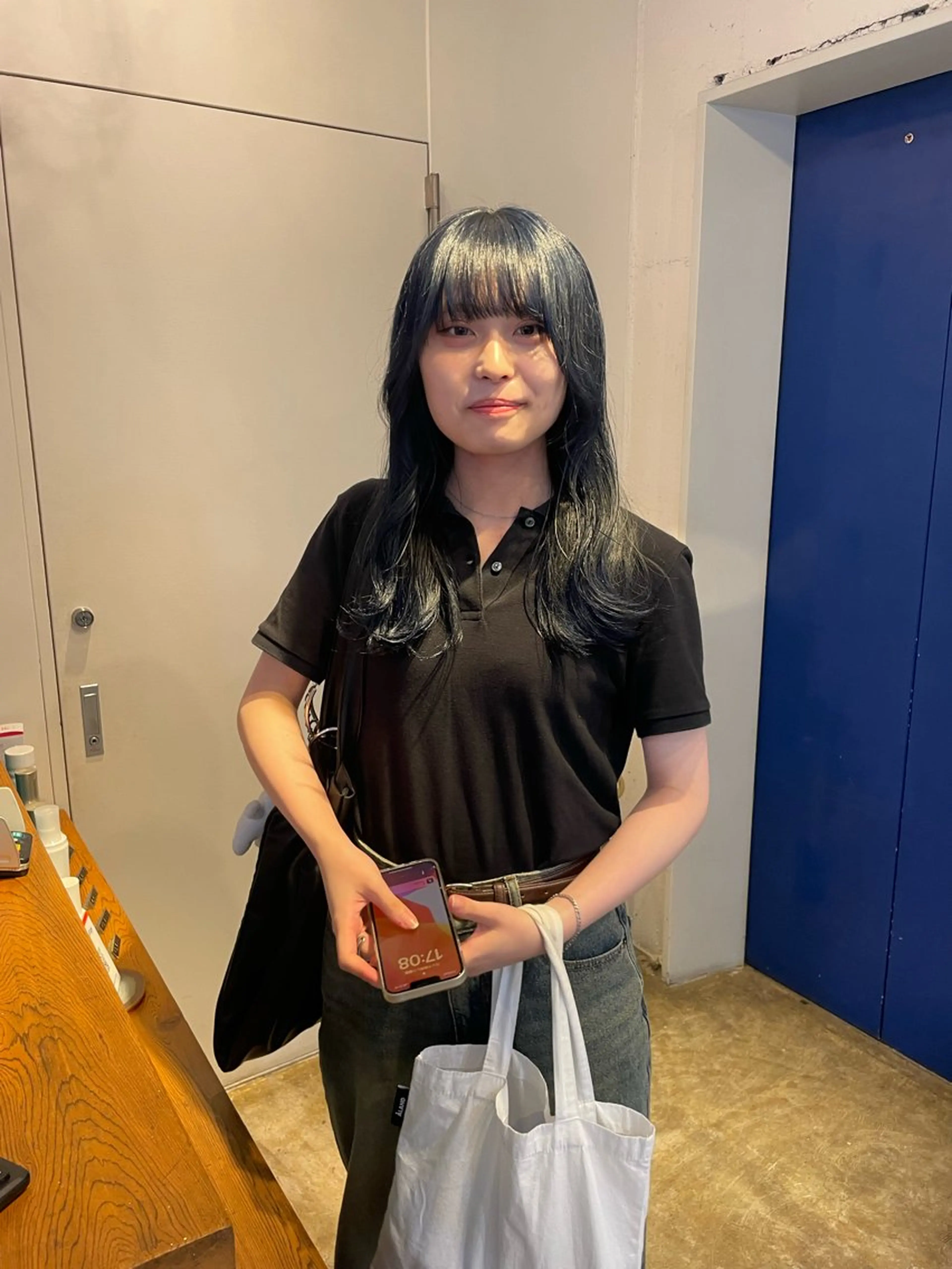 セミロング カラー ブリーチ ブルーカラー ネイビーカラー カット ヘアカラー トリートメント MIOベージュカラー 柔らかいカラーのヘアスタイル