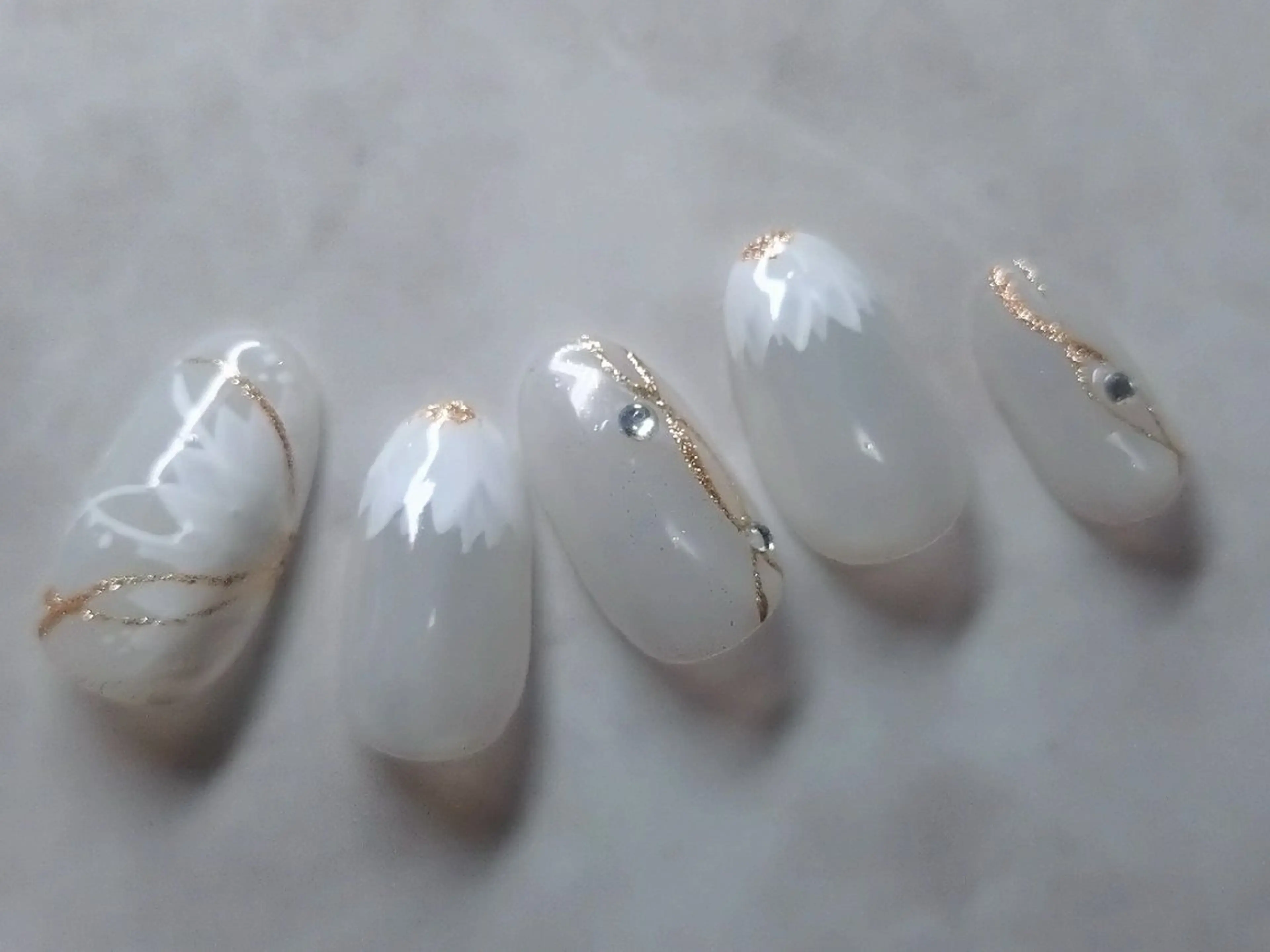 ネイル フラワーネイル ゴールド ホワイト ハンドネイル AG nail 〚　yuka　〛のネイルデザイン